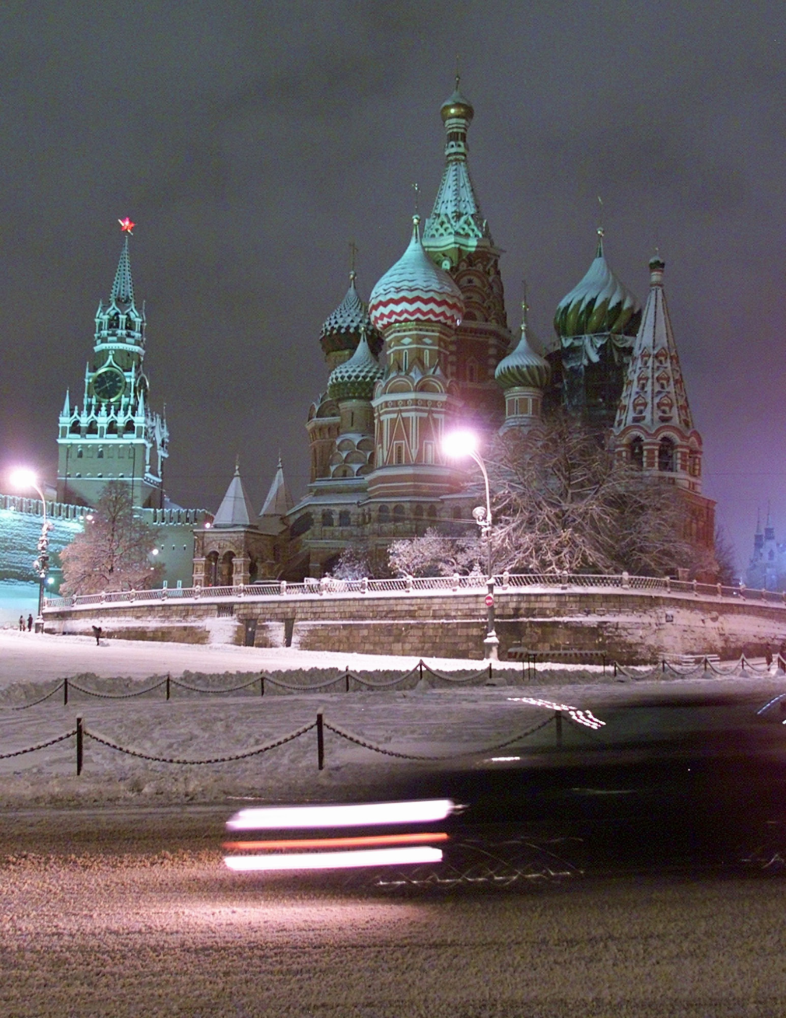 Vista nocturna de la Catedral de San Basilio y la Torre Spasskaya del Kremlin de Mosc.