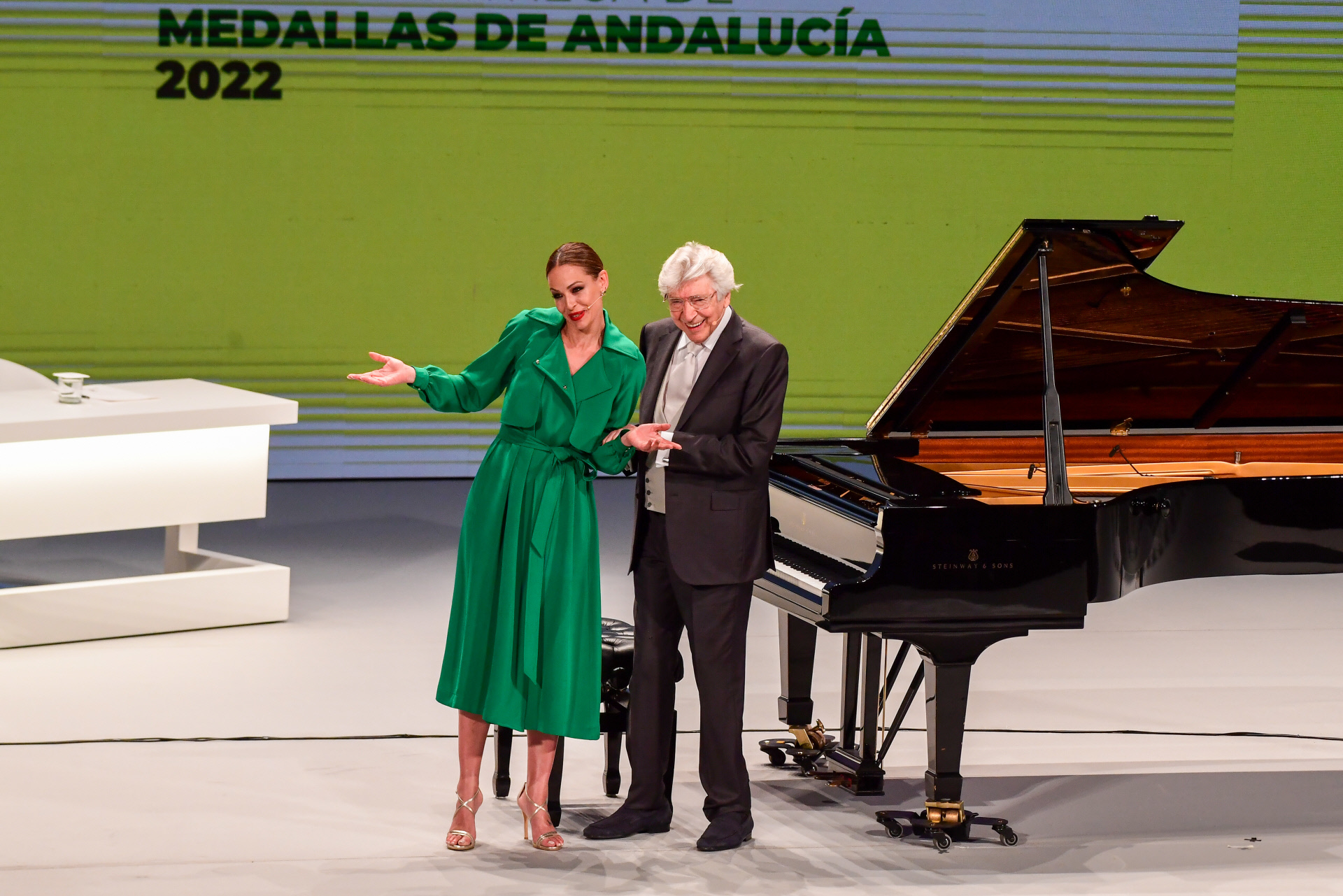 La presentadora Eva Gonzlez, junto a Manuel Alejandro.