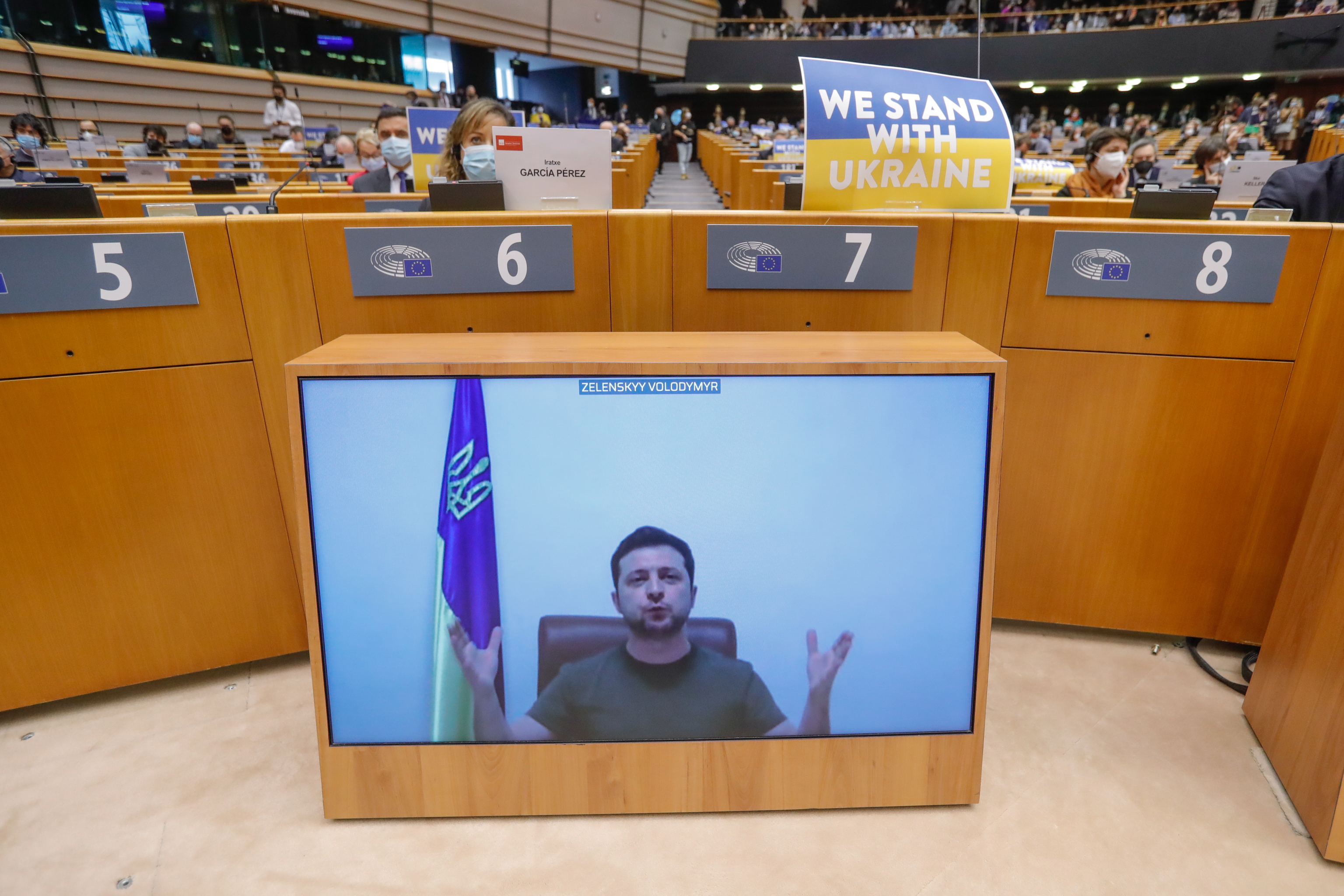 Brussels (Belgium), 01/03/2022.- Ukrainian President Volodymyr  lt;HIT gt;Zelensky lt;/HIT gt; addresses members of the European Parliament via video conference during an extraordinary Plenary session debating on the 'Russian aggression against Ukraine' at the European Parliament in Brussels, Belgium, 01 March 2022. MEPs will debate 'Russia's invasion of Ukraine' and vote on a related resolution. (Blgica, Rusia, Ucrania, Bruselas) EFE/EPA/STEPHANIE LECOCQ