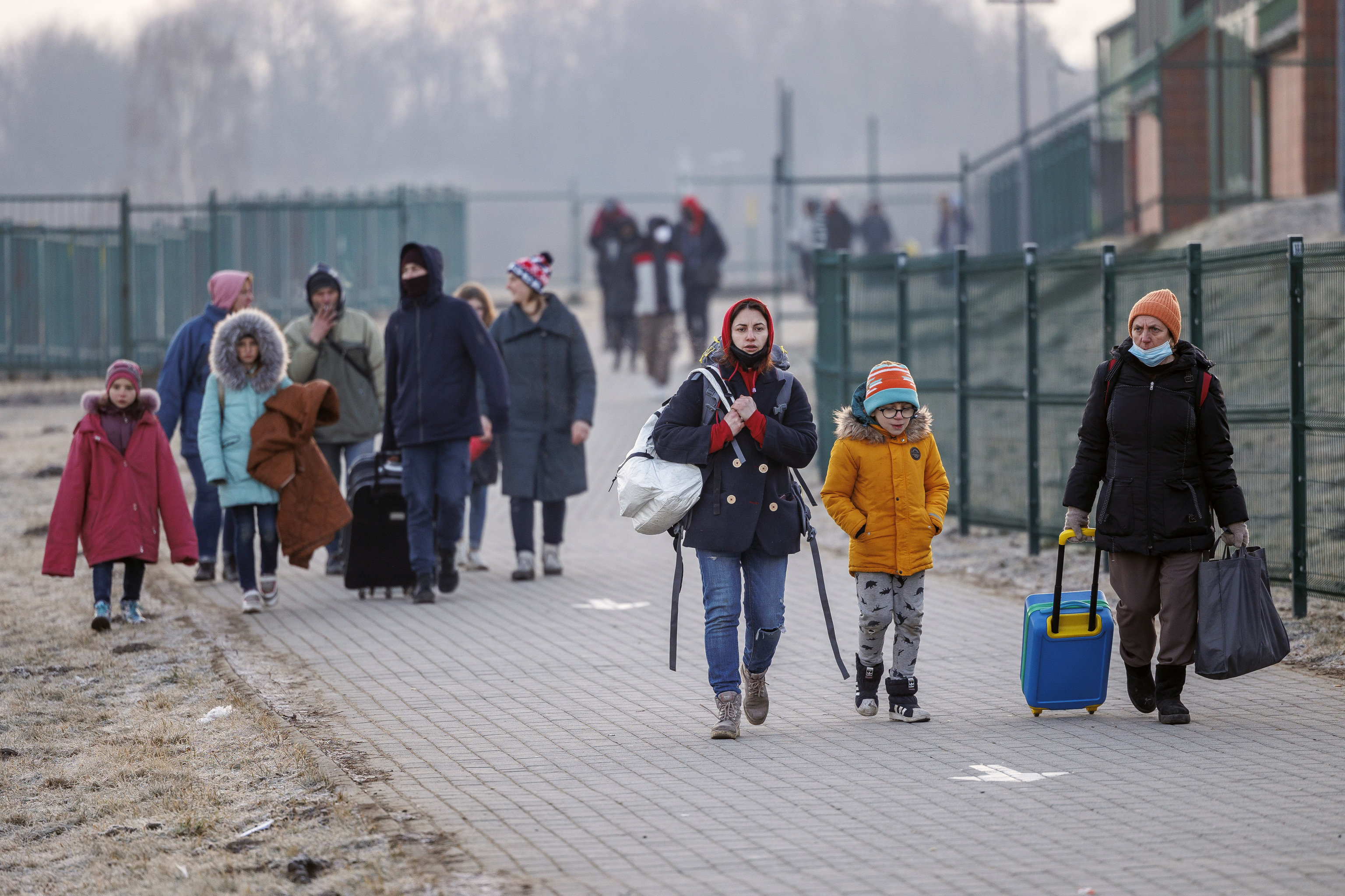 Ciudadanos ucranianos cruzando la frontera de Polonia