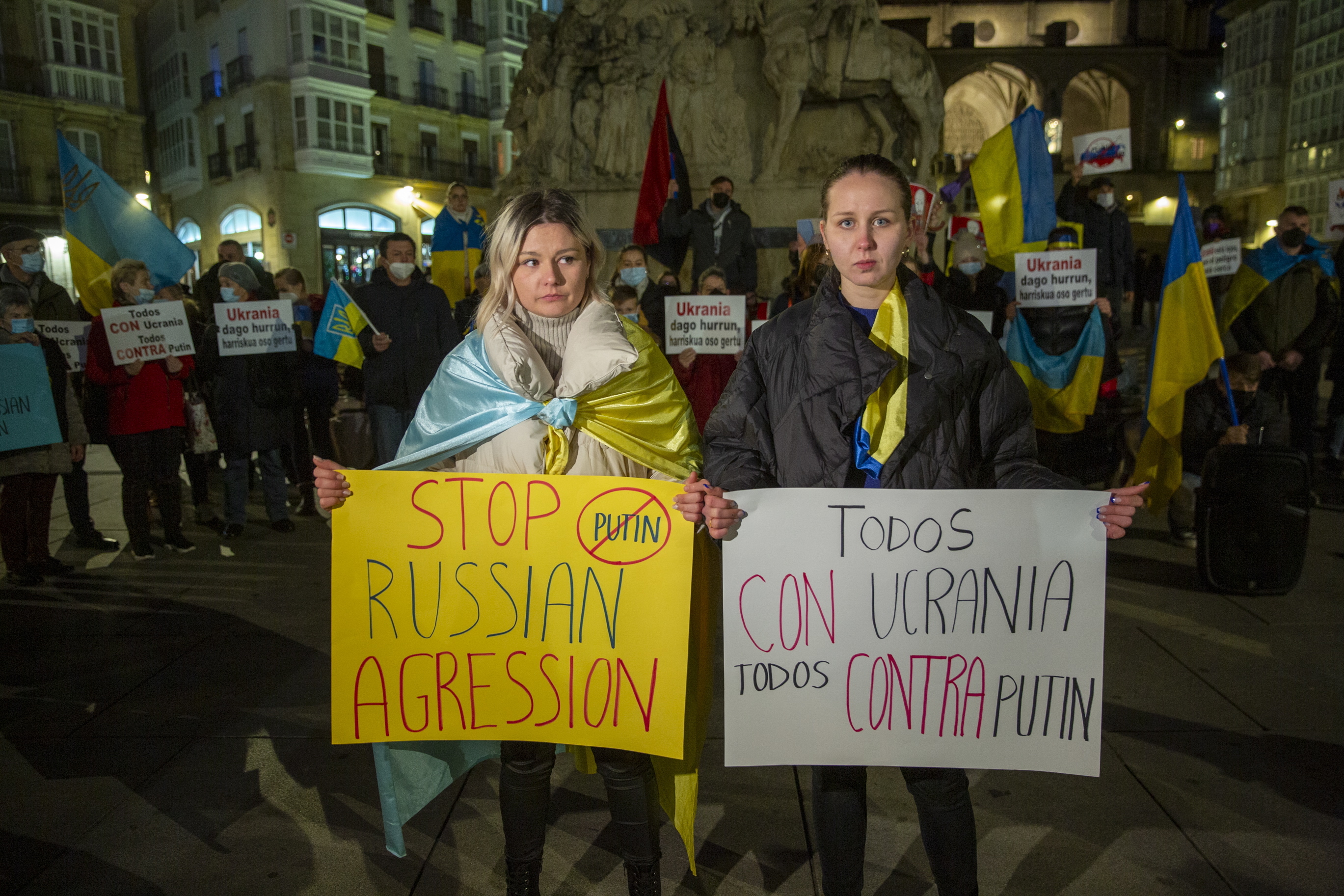 Dos jvenes ucranianas participan en una protesta contra la invasin rusa en el plaza de la Virgen Blanca de Vitoria.