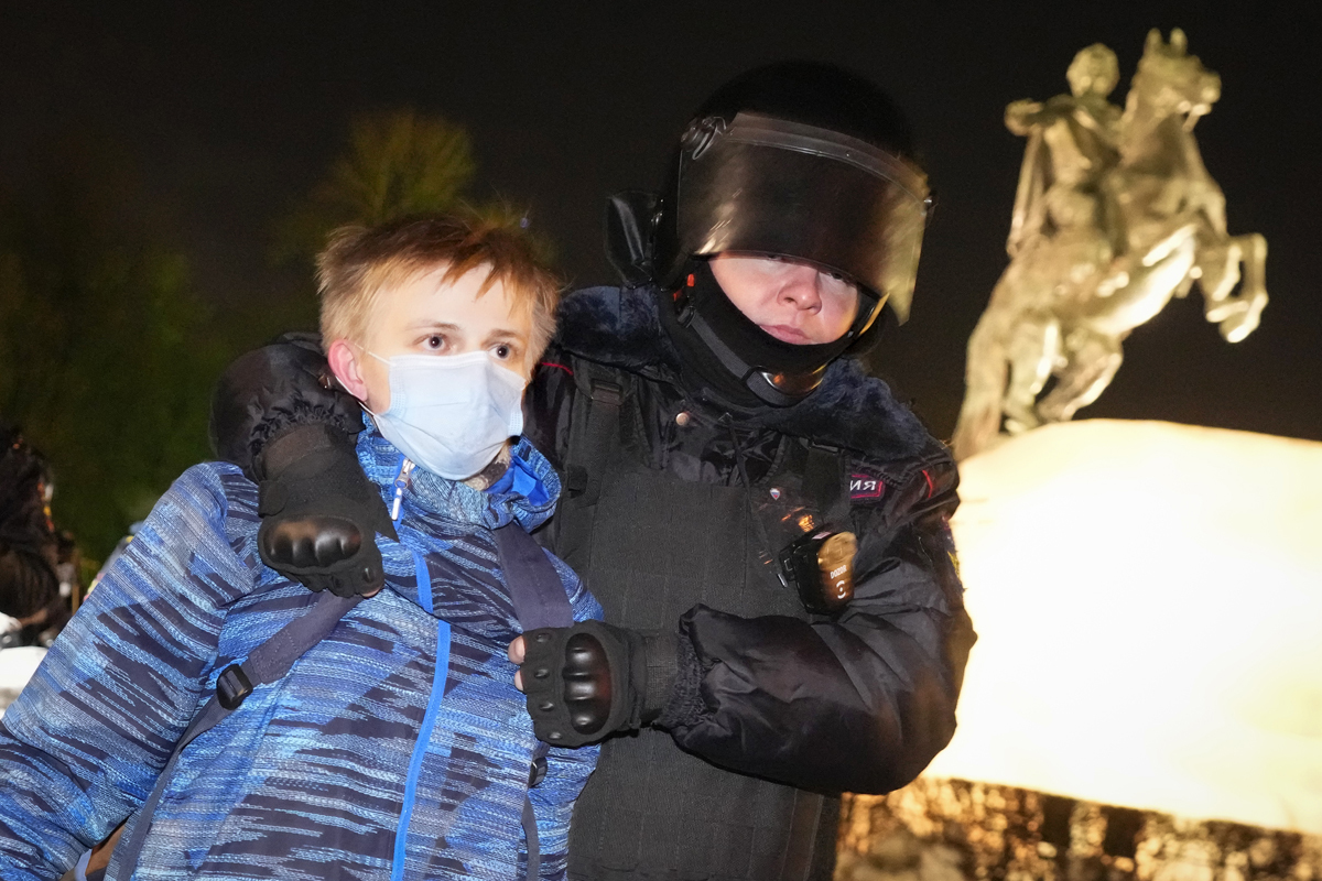 La Polica rusa detiene a un manifestante contra la guerra en San Petersburgo