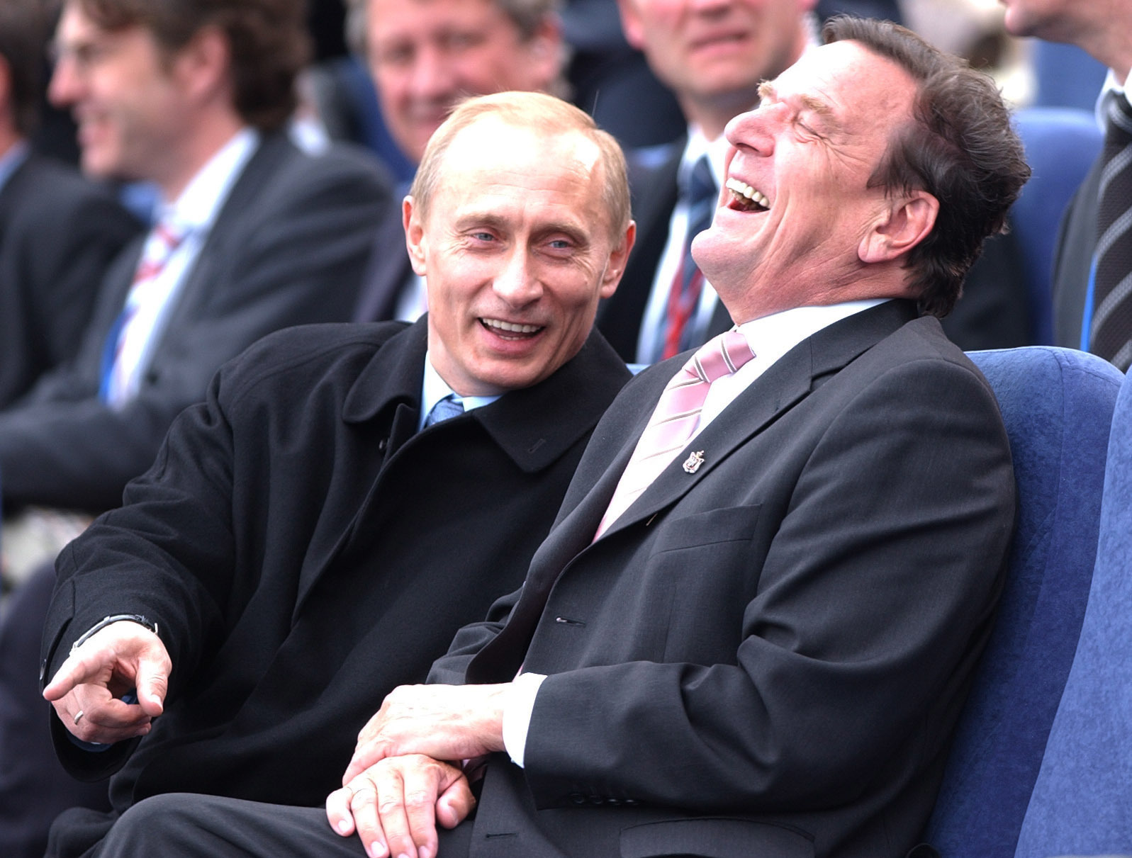 Vladimir Putin conversa animadamente con Gerhard Schröder durante un festival en San Petersburgo.