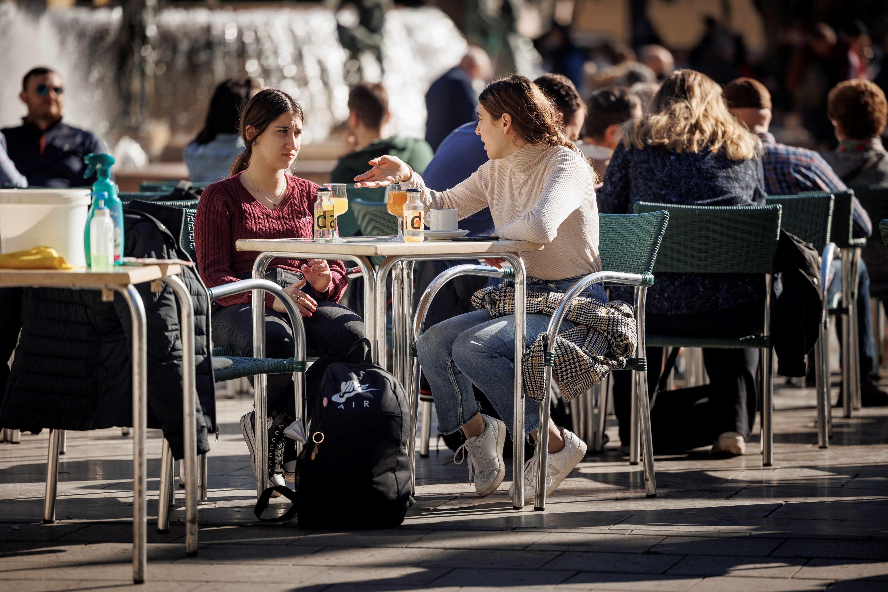 Varias personas disfrutan de un soleado da de invierno en una terraza en la ciudad de Valencia.