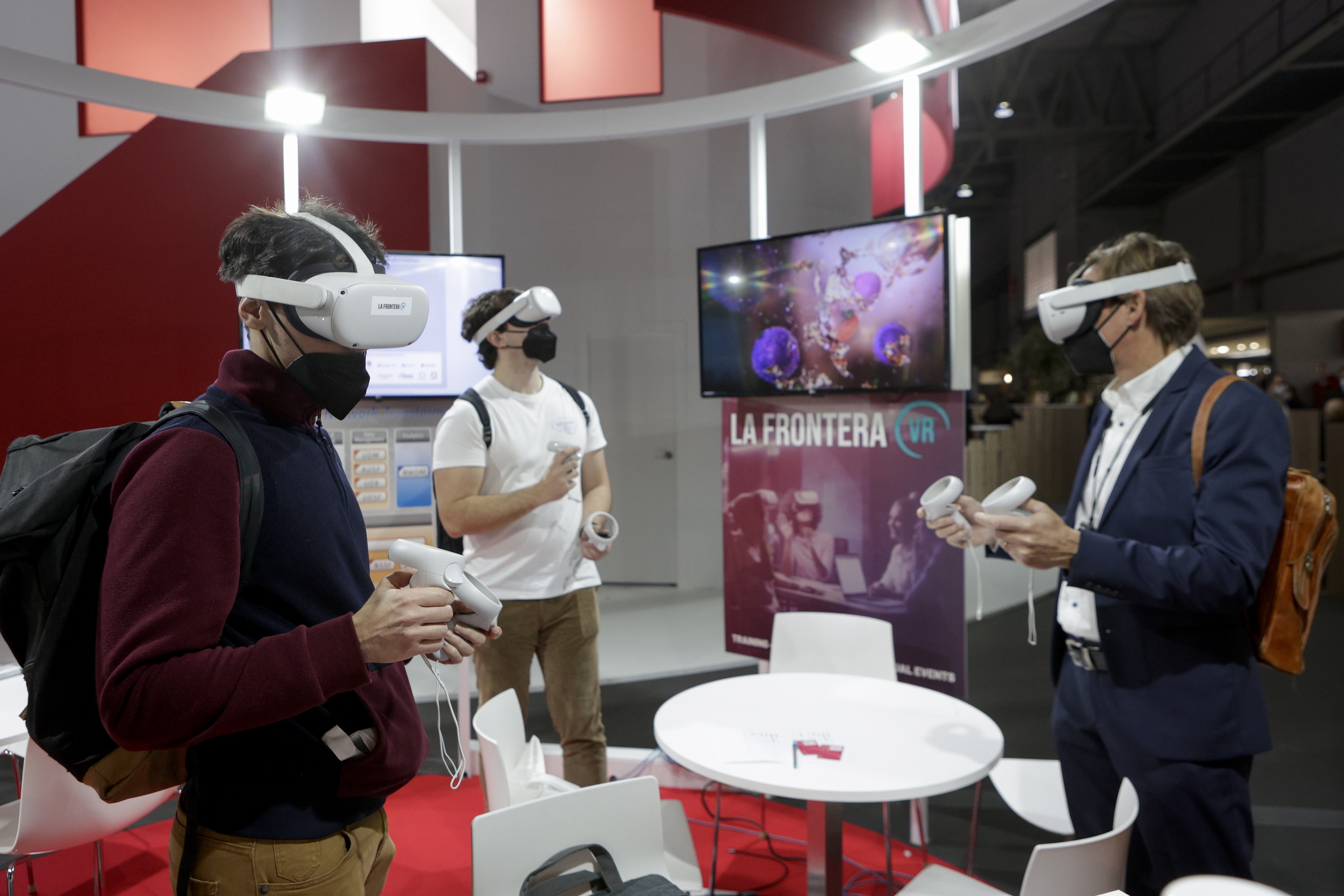 Asistentes al Mobile de Barcelona, con gafas de realidad virtual.