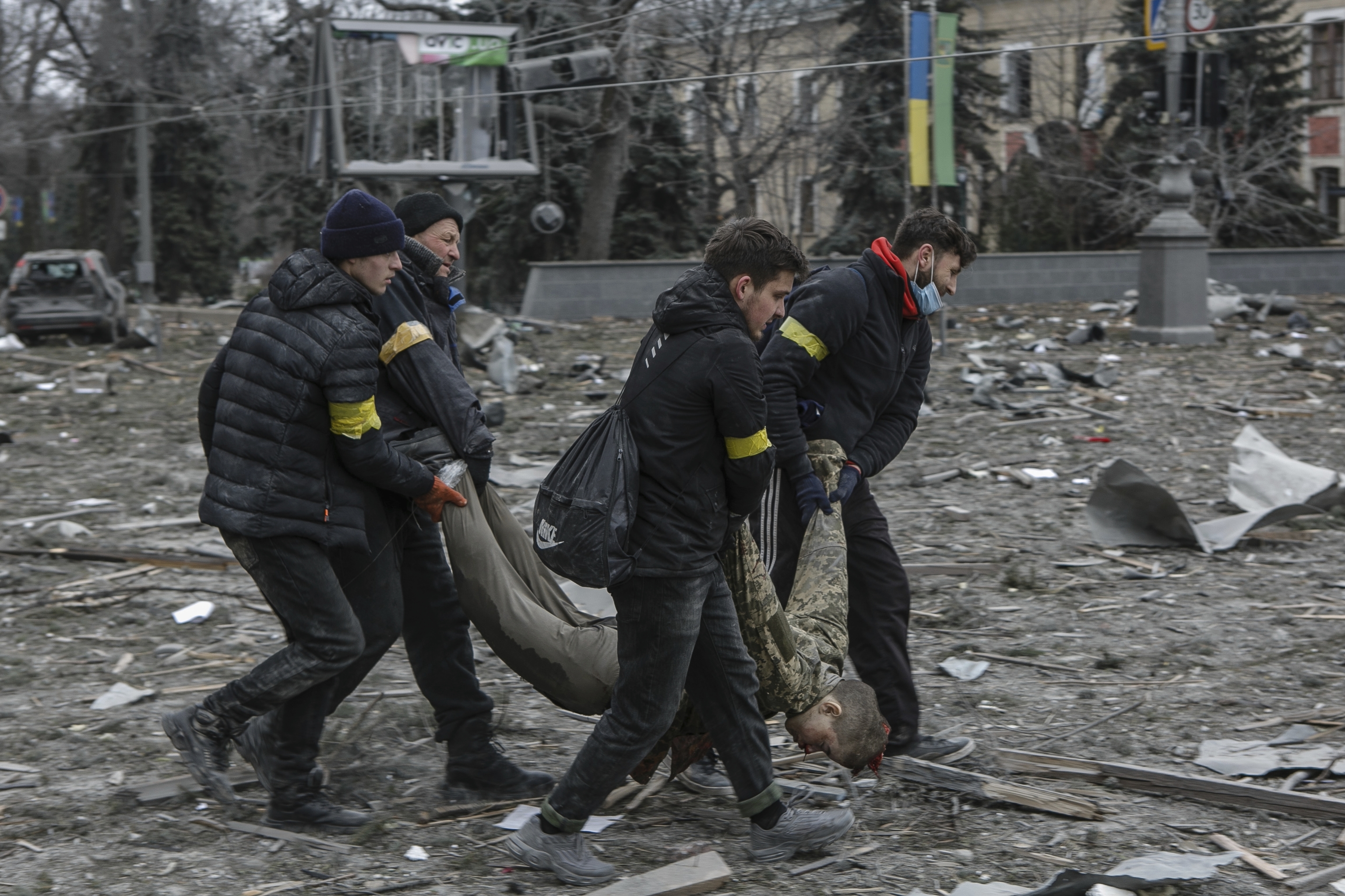 Ucranianos transportan a una víctima en Jarkov.