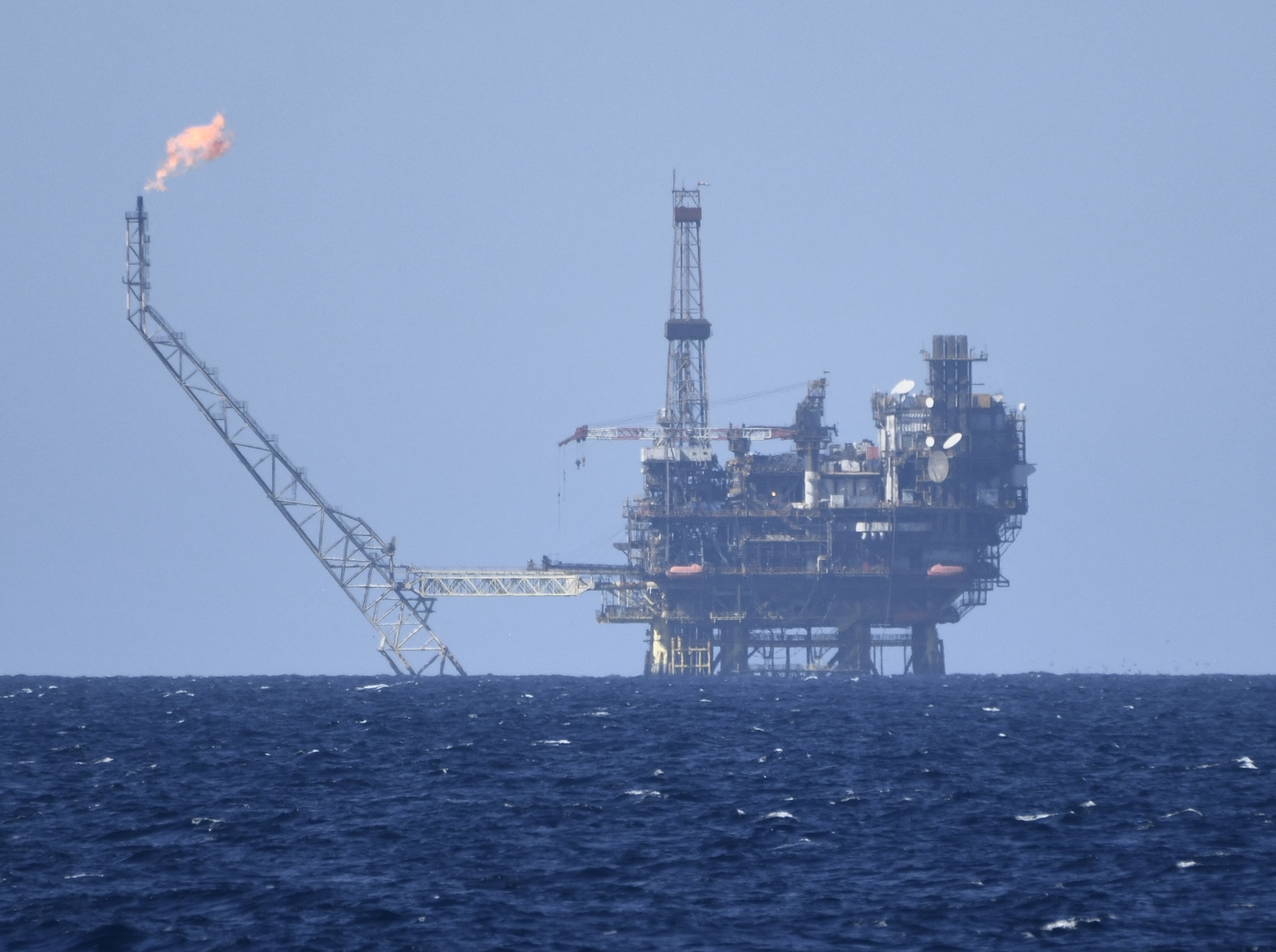 Una plataforma de gas y petróleo frente a la costa de Libia.