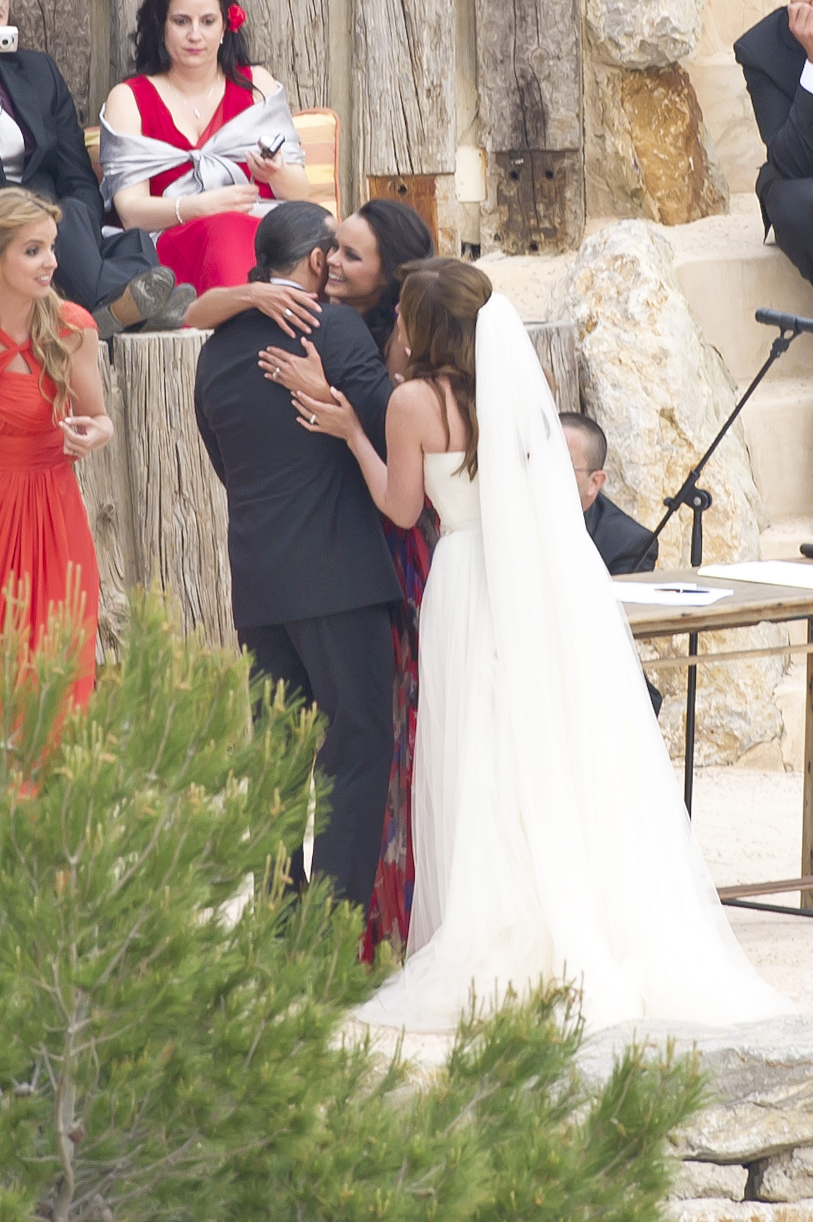 Shaila Drcal abraza a su cuado, Luis Guerra, el da de la boda de Carmen Morales.