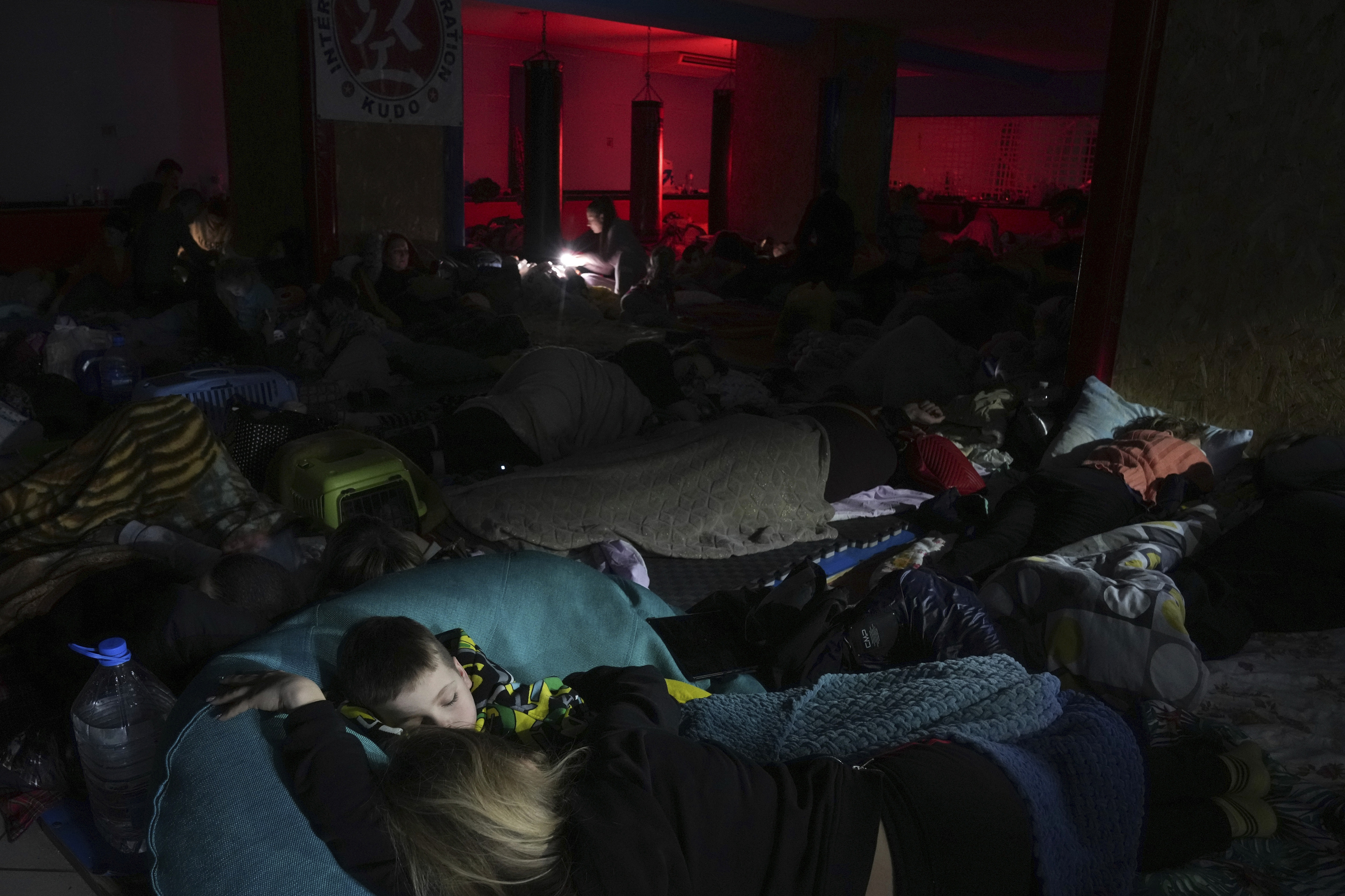 Un grupo de personas duerme en un refugio antibombas improvisado en Mariupol.