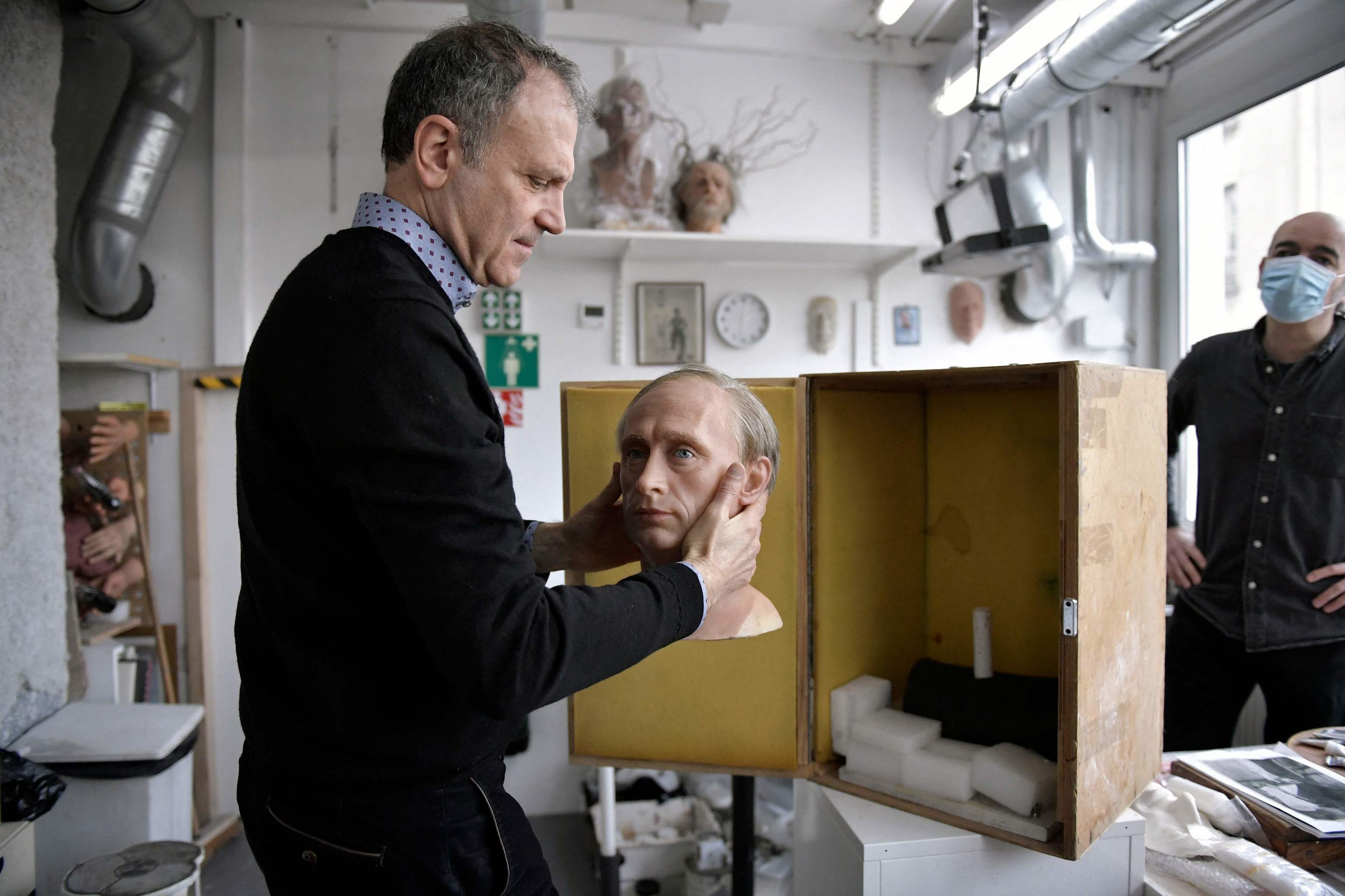 Yves Delhommeau, director general francs de Musee Grevin, empaqueta una estatua de cera de Putin antes de enviarla al almacn.