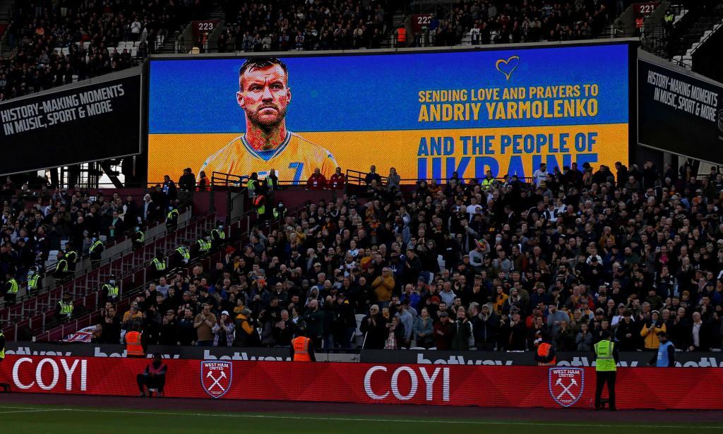 Homenaje al delantero del West Ham United Andriy Yarmolenko y al pueblo de Ucrania en la Premier League tras la invasin de Ucrania por parte de Rusia.