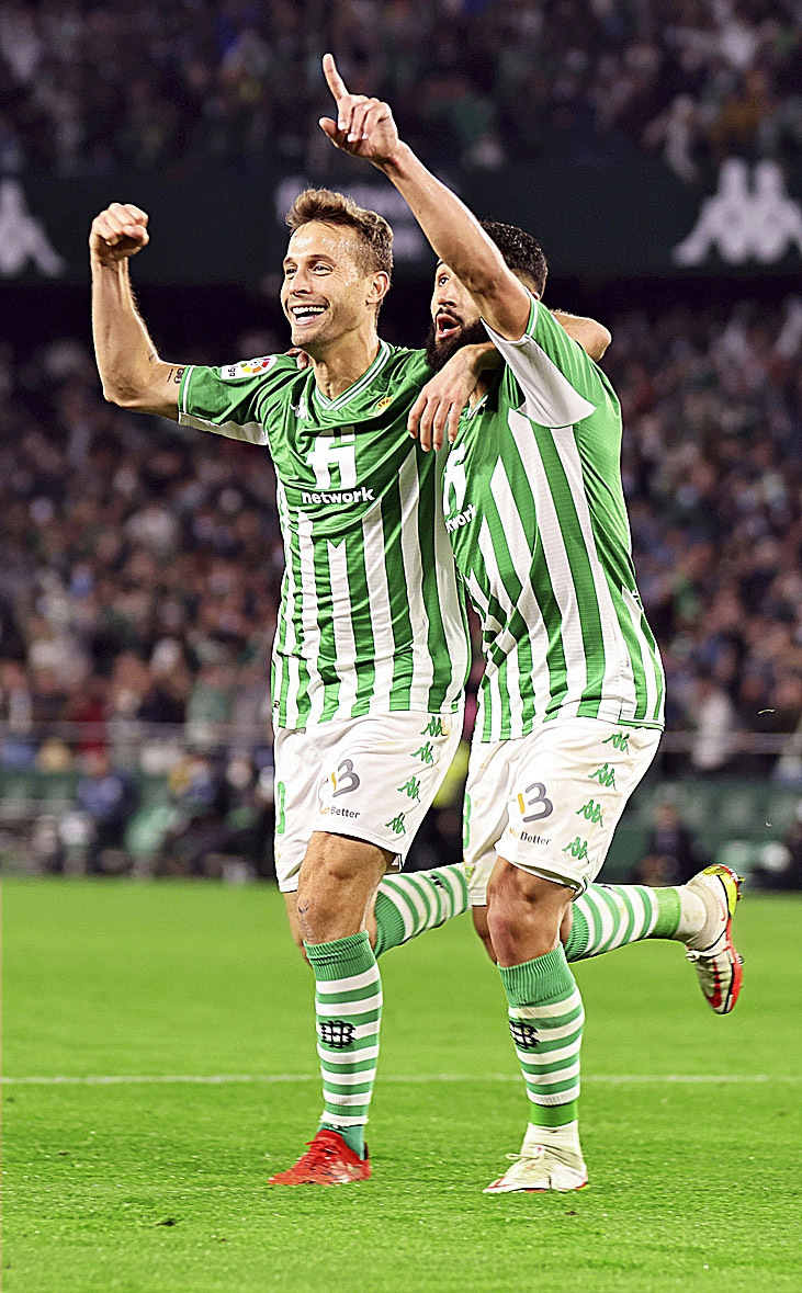 Canales y Fekir celebran un gol esta temporada.