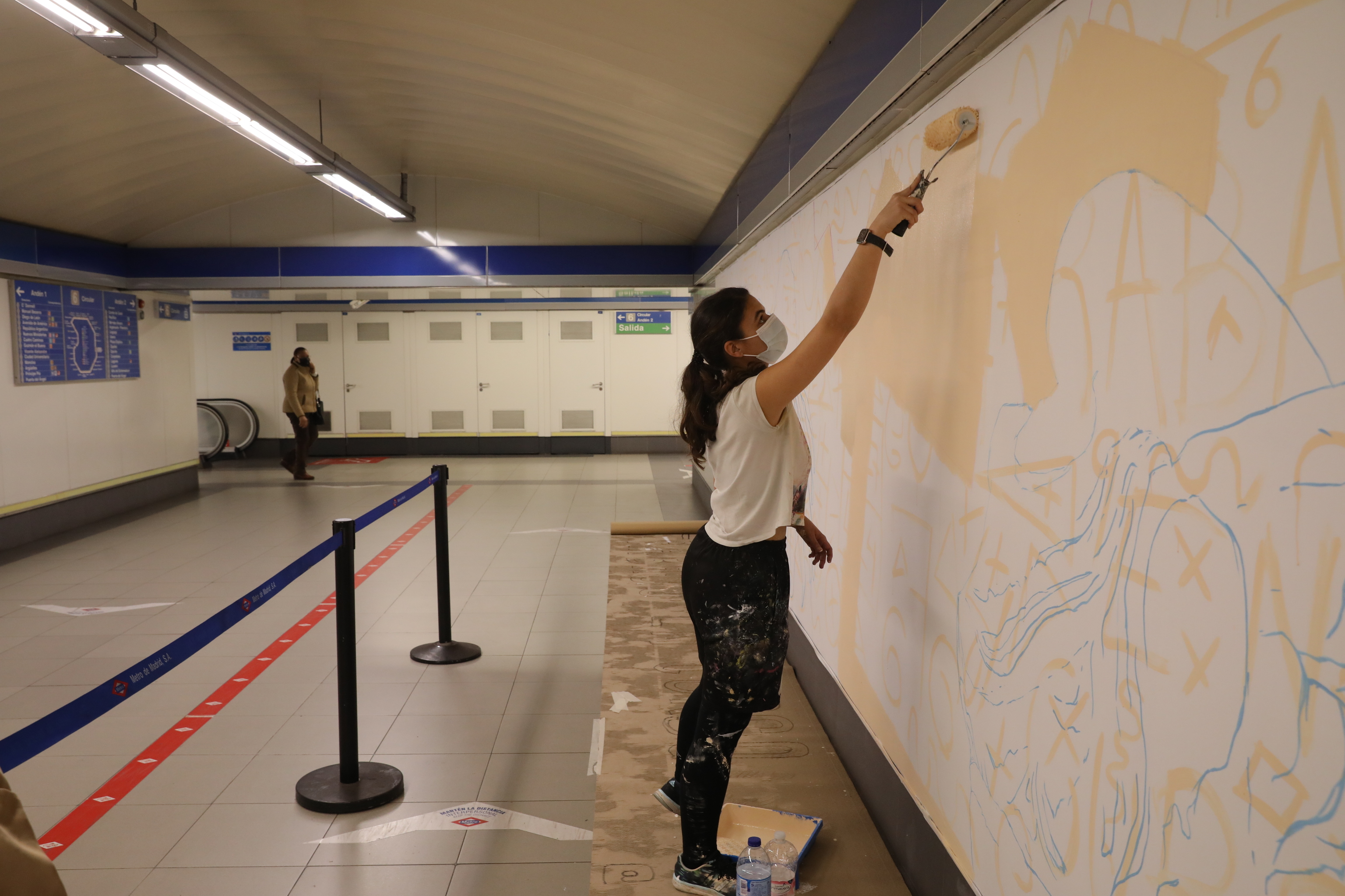 Mafalda M. Gonalves, ayer, pintando su mural en el Metro de Madrid.