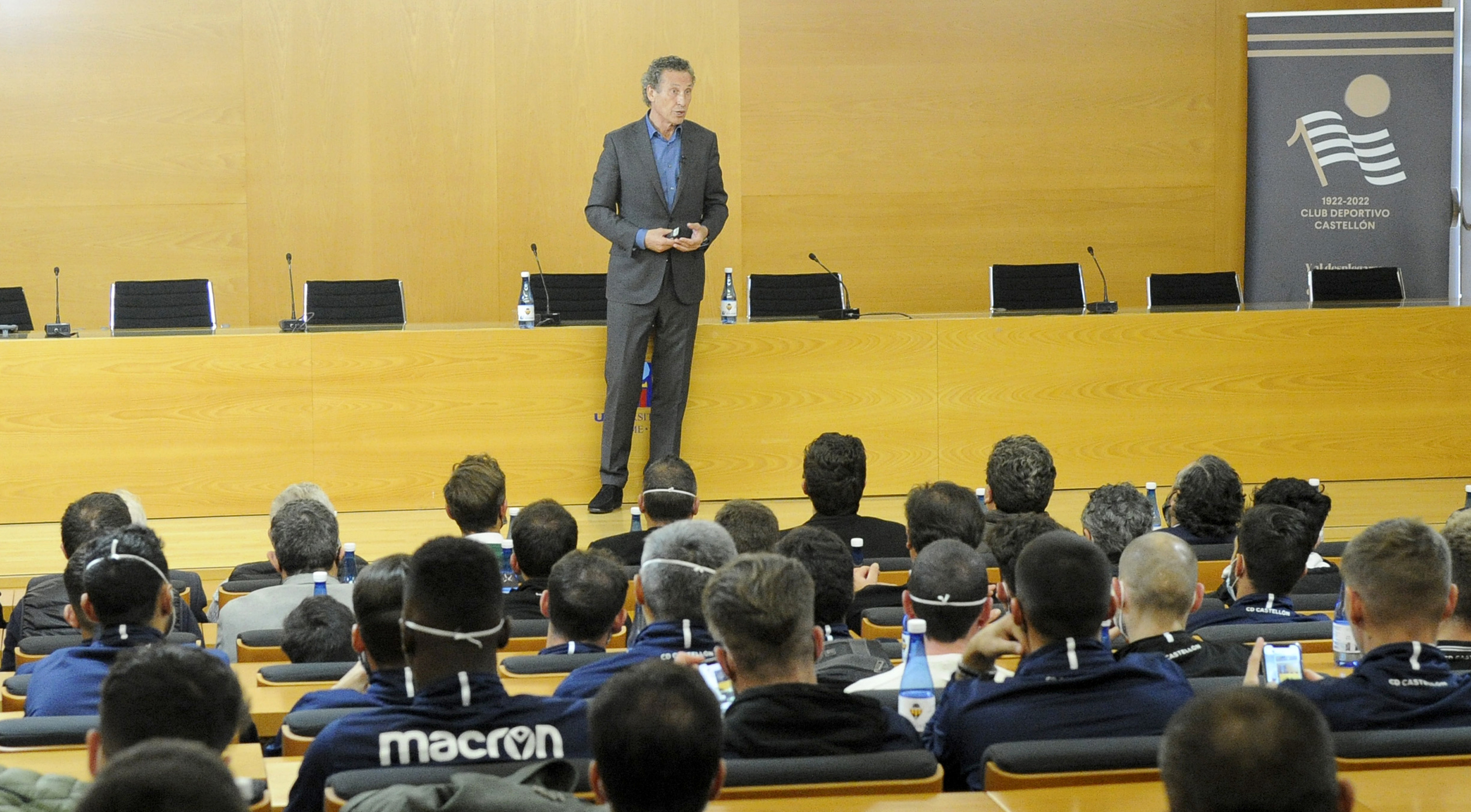 Jugadores y empleados del Castelln escuchan la charla de Jorge Valdano en la UJI.