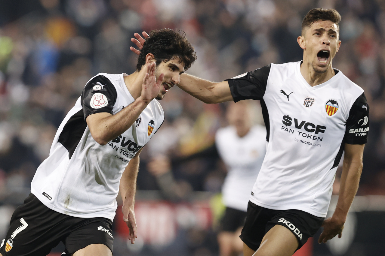 Guedes (i) y Gabriel Paulista celebran el gol de la victoria del Valencia.