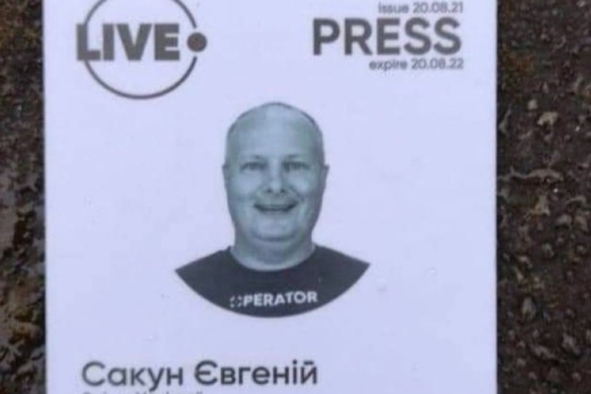 Acreditación de Evgeny Sakun, cámara del canal Kiev Live TV.