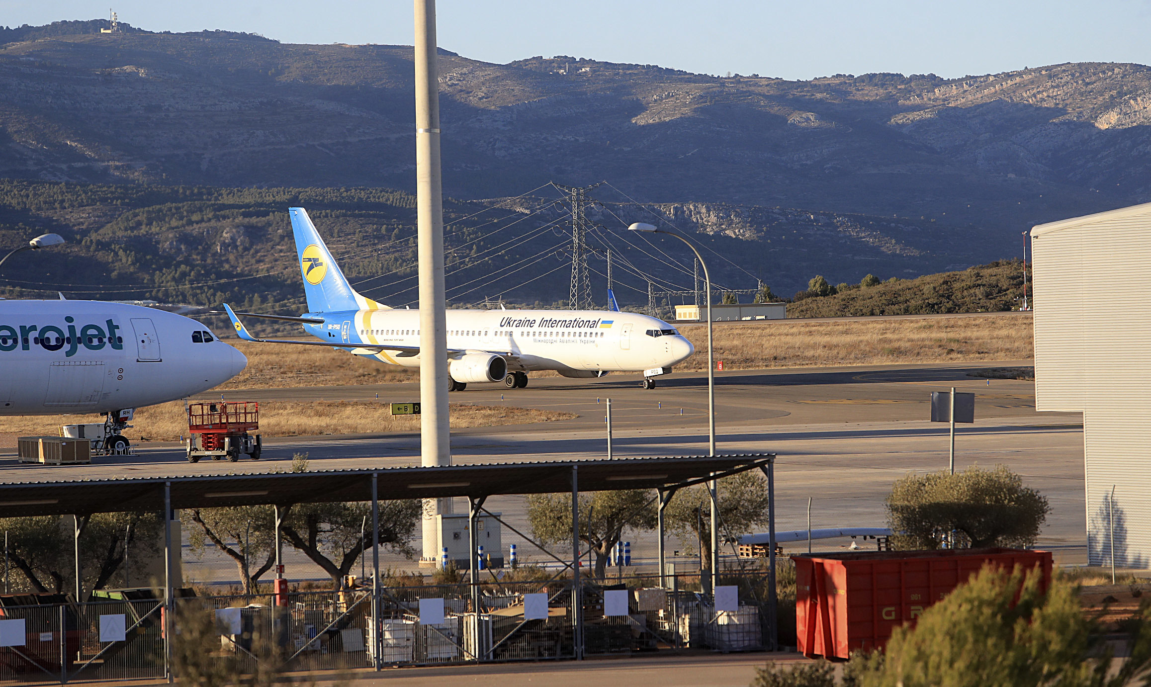Un avin Boeing de la compaa ucraniana rueda das atrs por la pista del aeropuerto de Castelln.