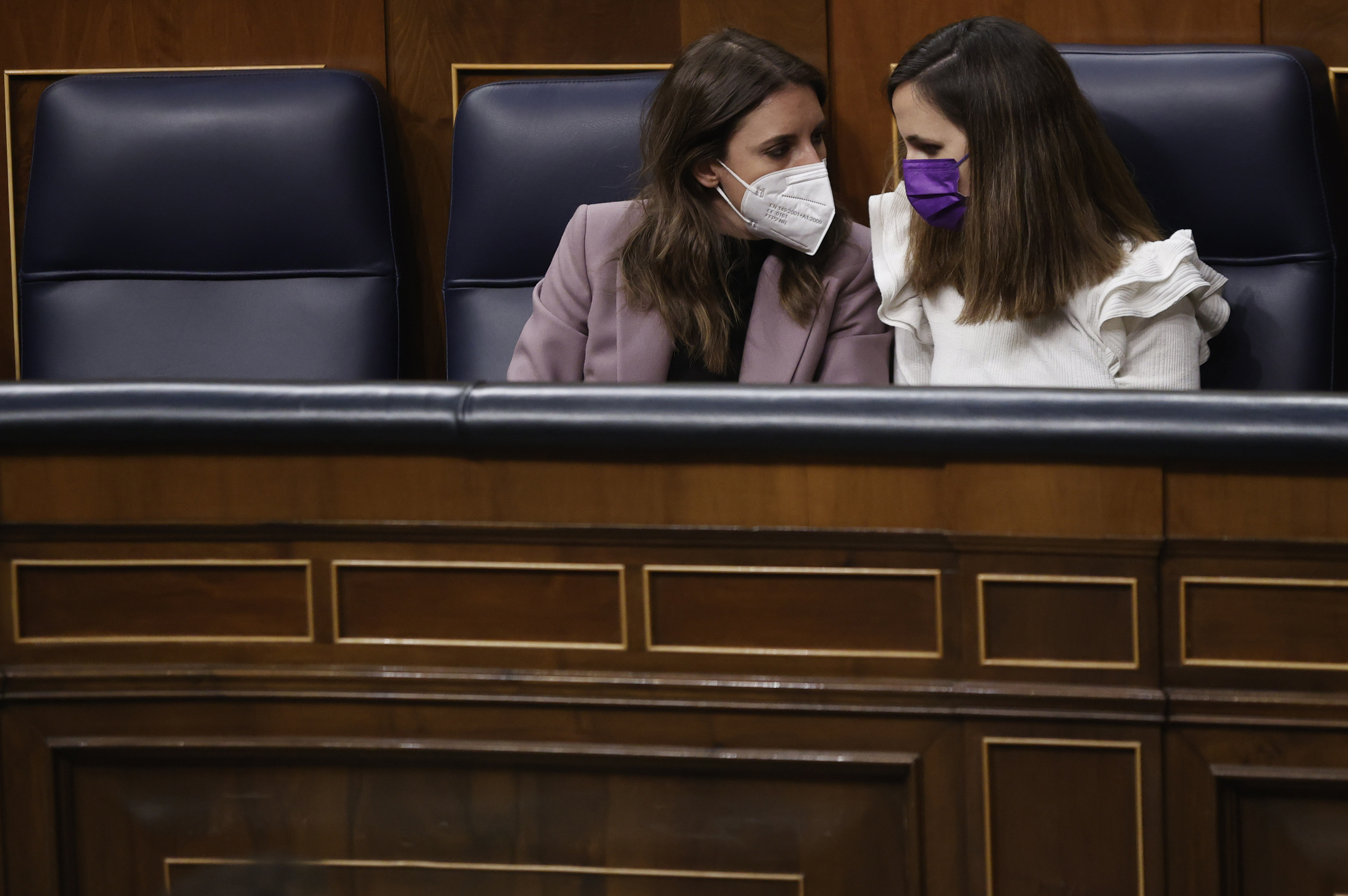 Irene Montero y Ione Belarra, en el Congreso.