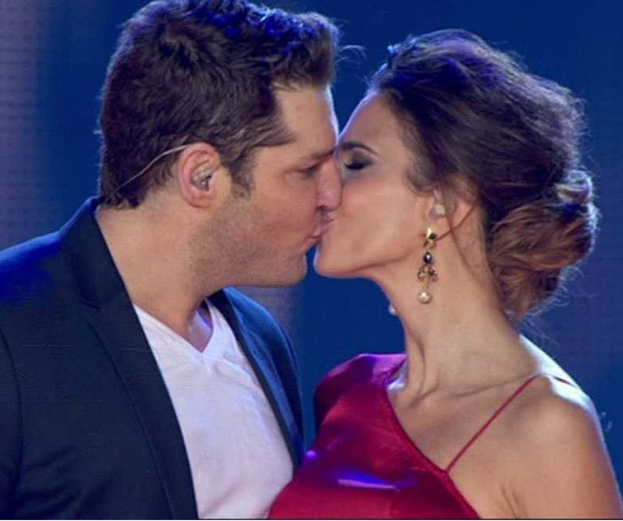 El beso que Manu Tenorio y Nuria Ferg se dieron en el concierto del reencuentro de Operacin Triunfo en 2016.