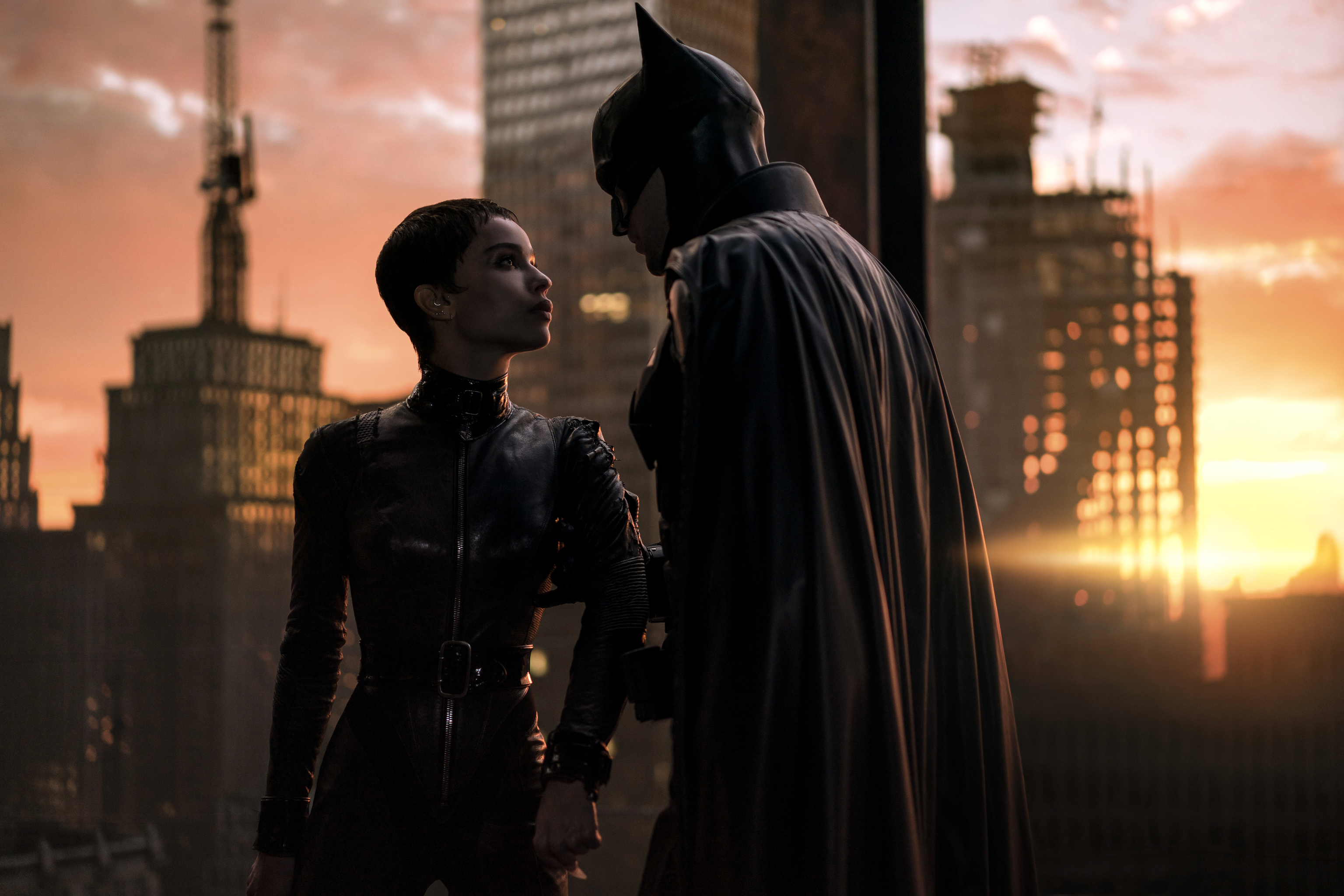 Fotograma de The Batman con Zoe Kravitz y Robert Pattinson.