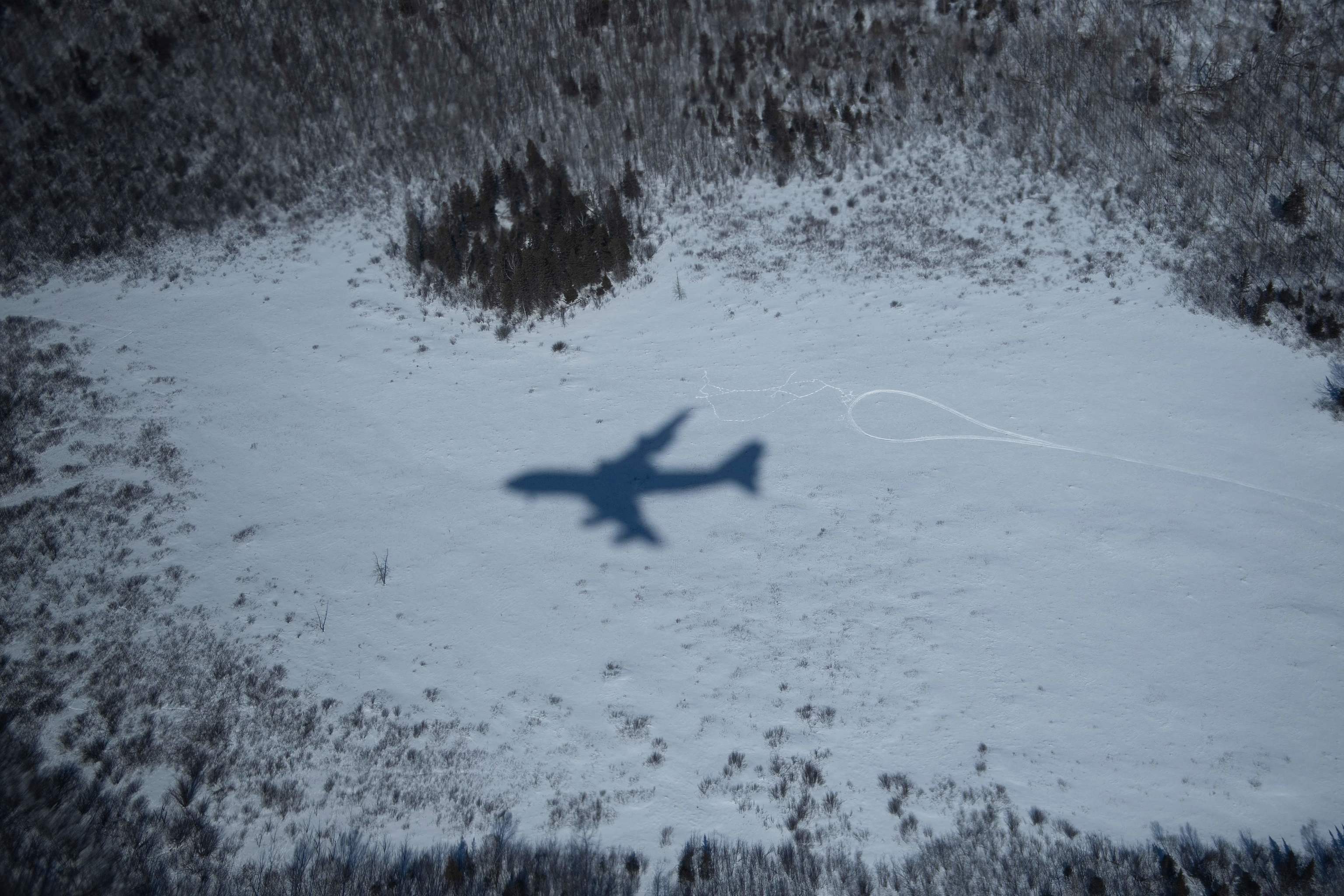 Sombra del Air Force One mientras aterriza en el aeropuerto de Duluth, en Minnesota.