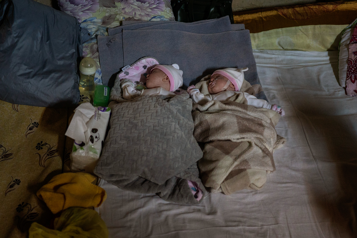 Recin nacidos, en el refugio de un hospital de Kiev.