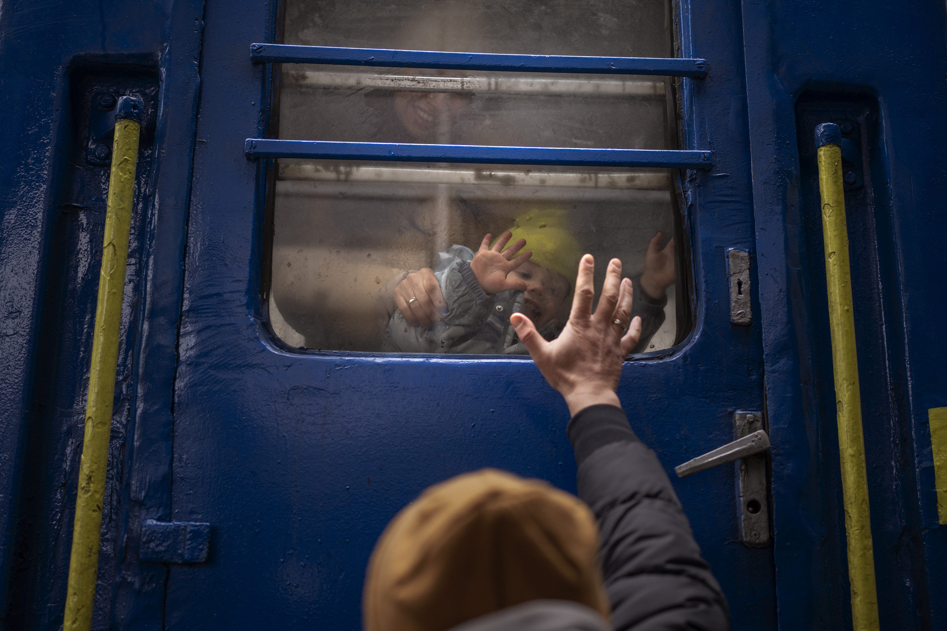 Stanislav, de 40 aos, se despide de su hijo David, de 2 aos, y de su esposa Anna, de 35, en un tren hacia Lviv en la estacin de Kyiv, Ucrania, el jueves 3 de marzo de 2022. Stanislav se queda a luchar mientras su familia abandona el pas para buscar refugio en un pas vecino.