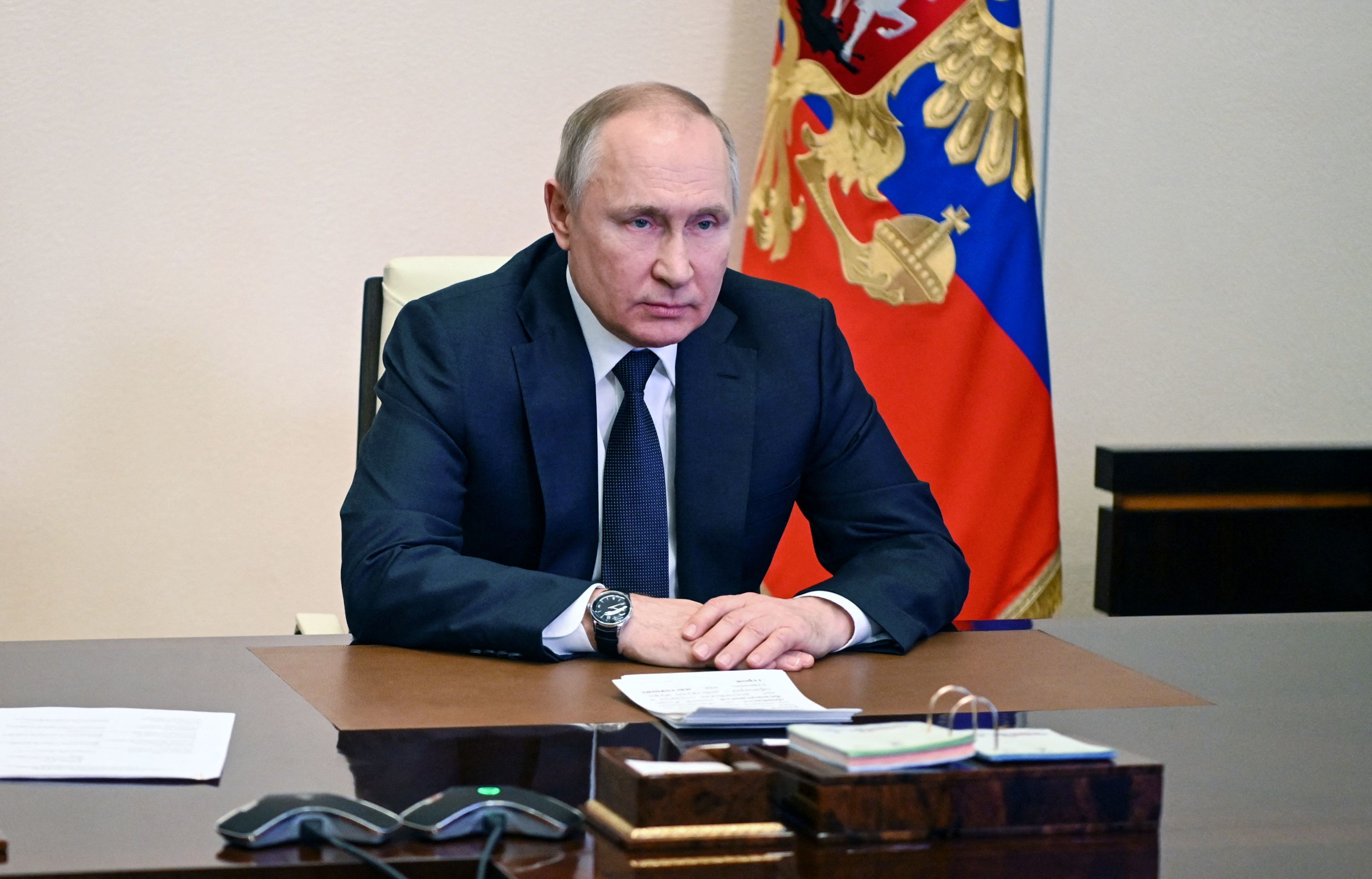 El presidente ruso Vladimir Putin preside una reunin con miembros del Consejo de Seguridad a travs de una teleconferencia en la residencia estatal de Novo-Ogaryovo, en las afueras de Mosc, Rusia, el 3 de marzo de 2022.