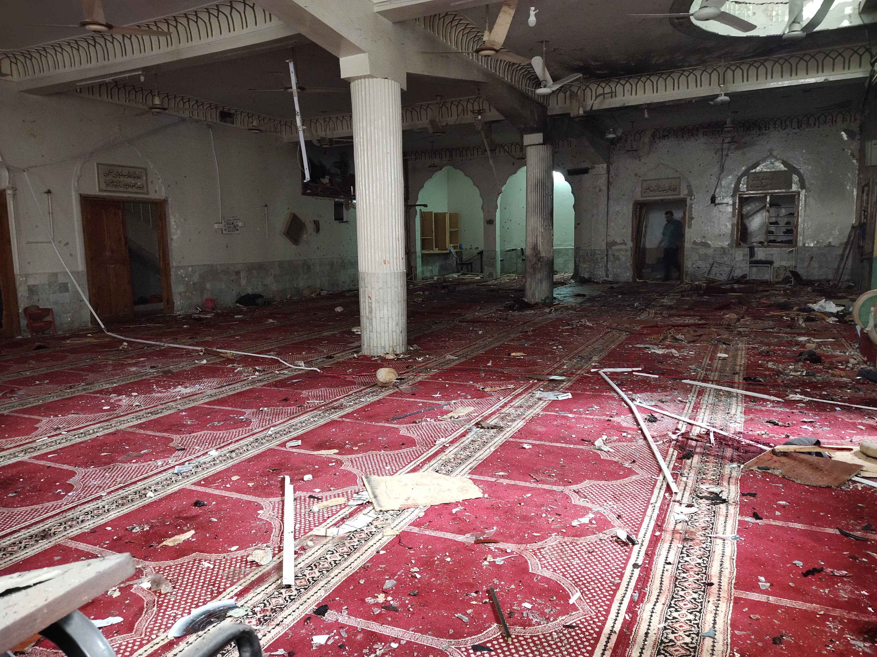 Vista de los daos causados tras la explosin de una bomba en una mezquita de musulmanes chies en Peshawar, Pakistn, el 4 de marzo de 2022. Al menos 5 personas murieron y decenas resultaron heridas al estallar una bomba durante la oracin del viernes en una mezquita de musulmanes chies en Peshawar. Pakistn, el 4 de marzo de 2022. Al menos 5 personas murieron y decenas resultaron heridas al estallar una bomba durante la oracin del viernes en una mezquita de musulmanes chies en Peshawar.