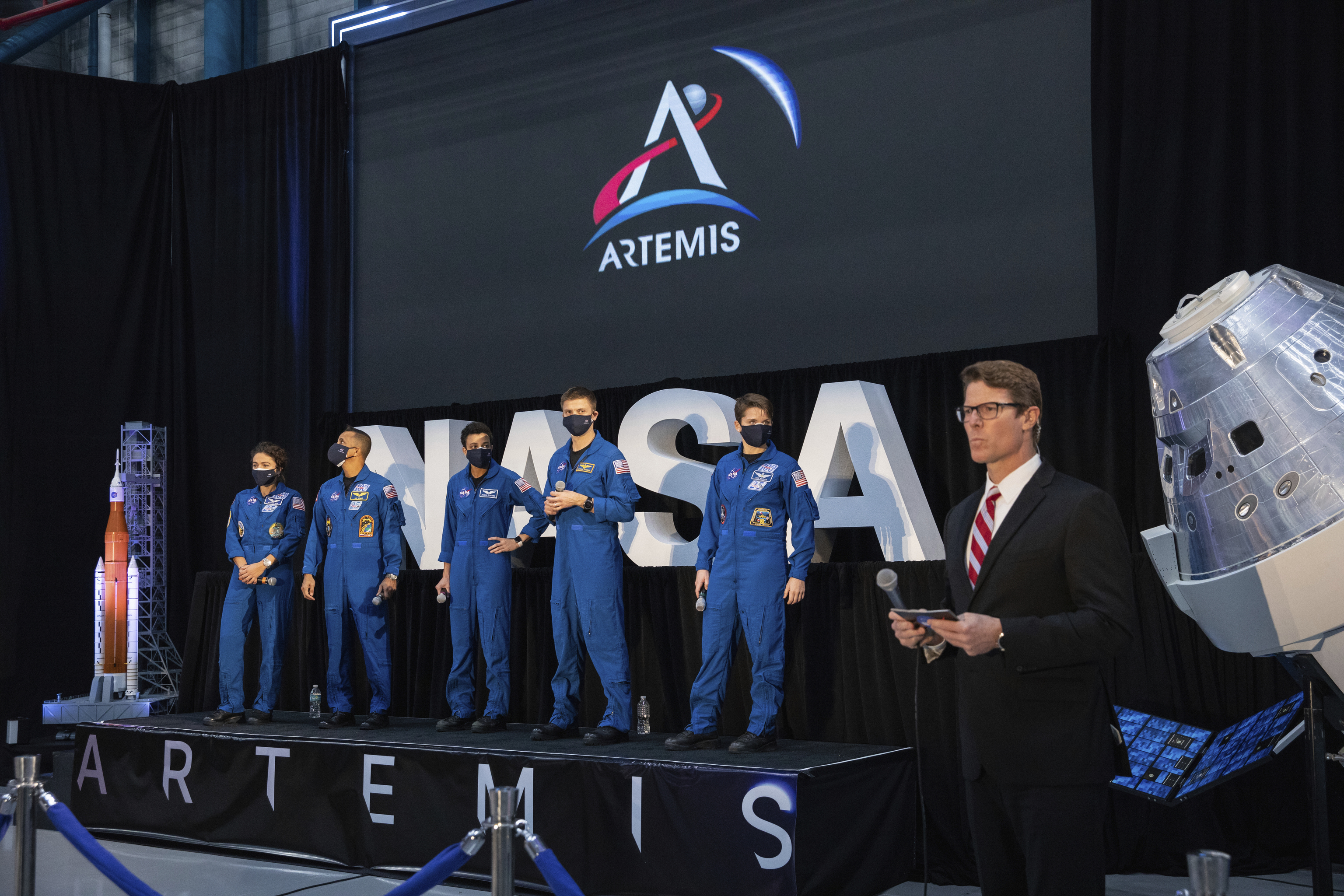 El equipo inicial de 18 astronautas elegibles para las primeras misiones Artemis en y alrededor de la Luna.