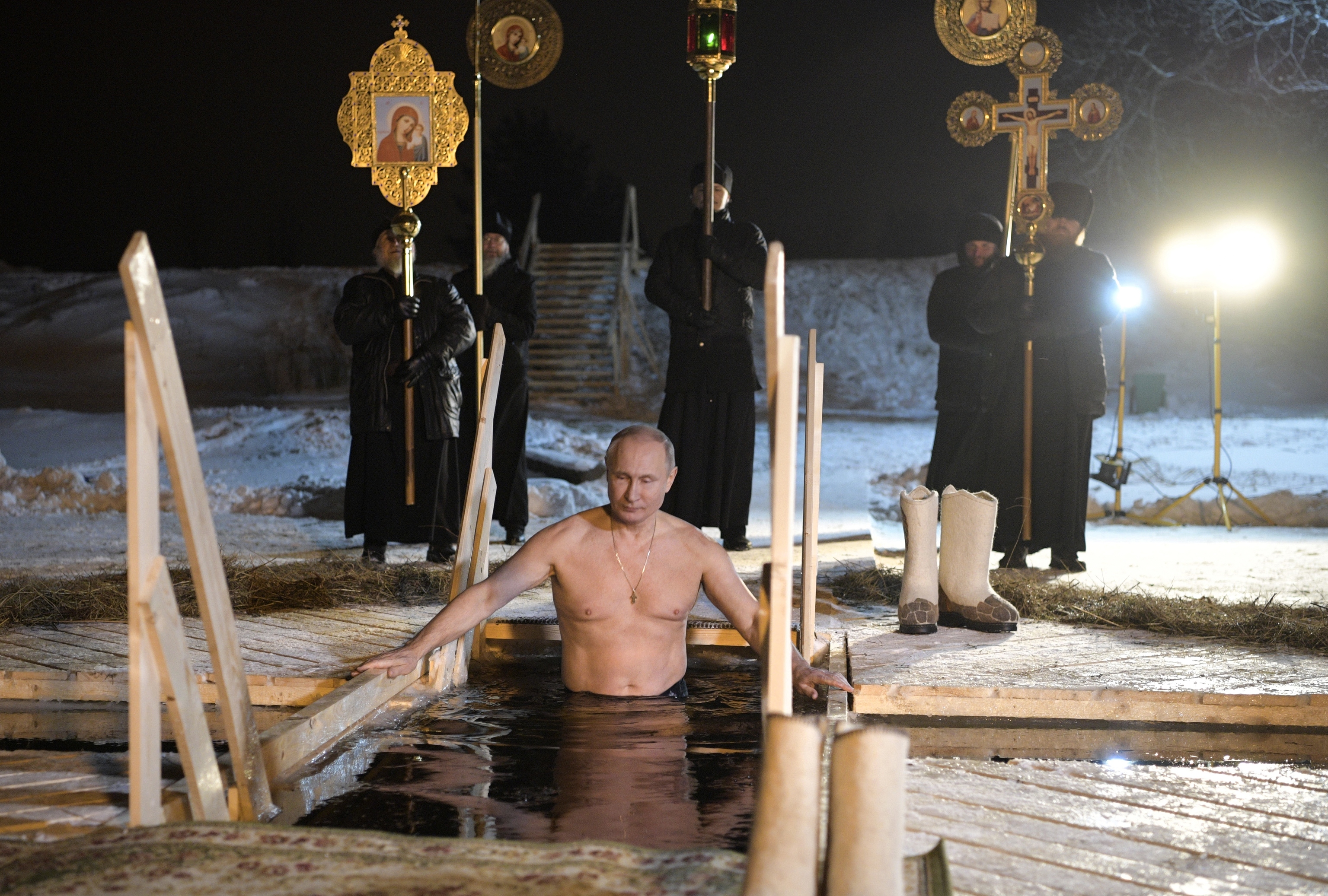 Putin se zambulle en agua helada para celebrar la epifana ortodoxa.