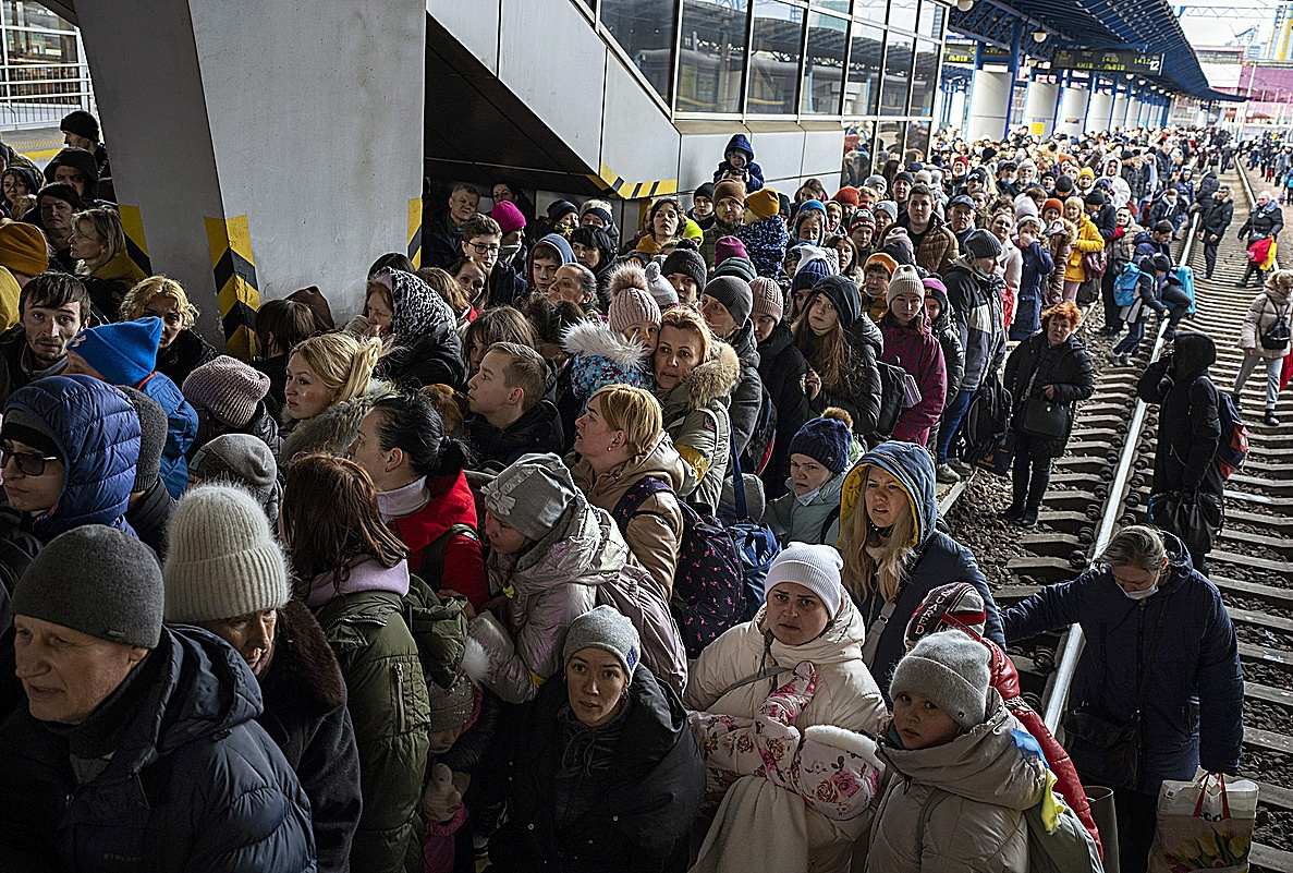 Los ucranianos se amontonan para subir a un tren rumbo a Lviv, en la estacin de Kiev.