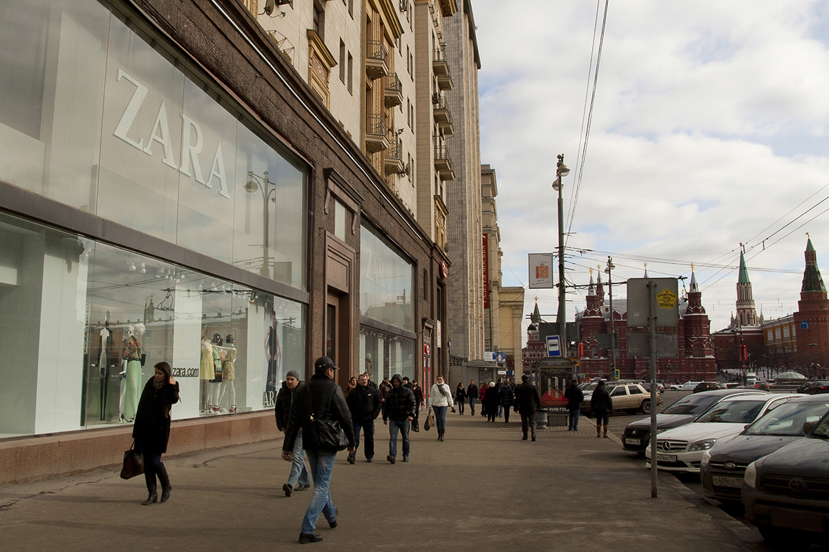 Ciudadanos rusos pasean por delante de una tienda Zara en Mosc.