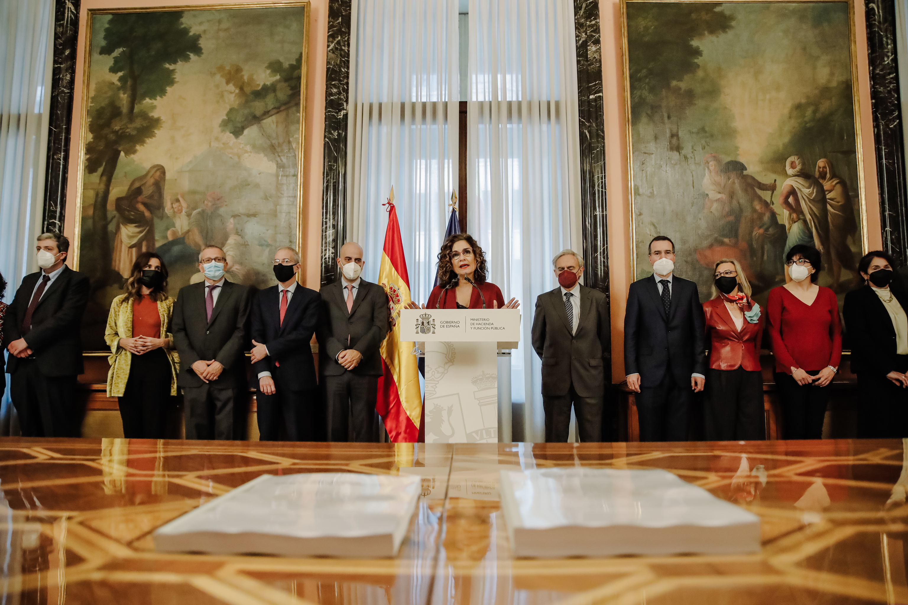 La ministra de Hacienda, María Jesús Montero, junto a los integrantes del comité para la reforma fiscal.