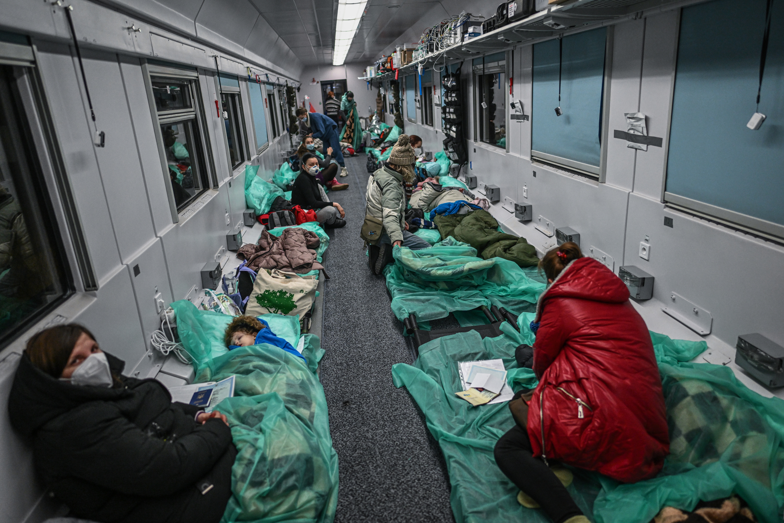 Un vagón de tren convertido en transporte médico aloja a niños con patologías crónicos desde el hospital de Kharkiv en Mosciska (Ucrania) a Przemysl (Polonia).