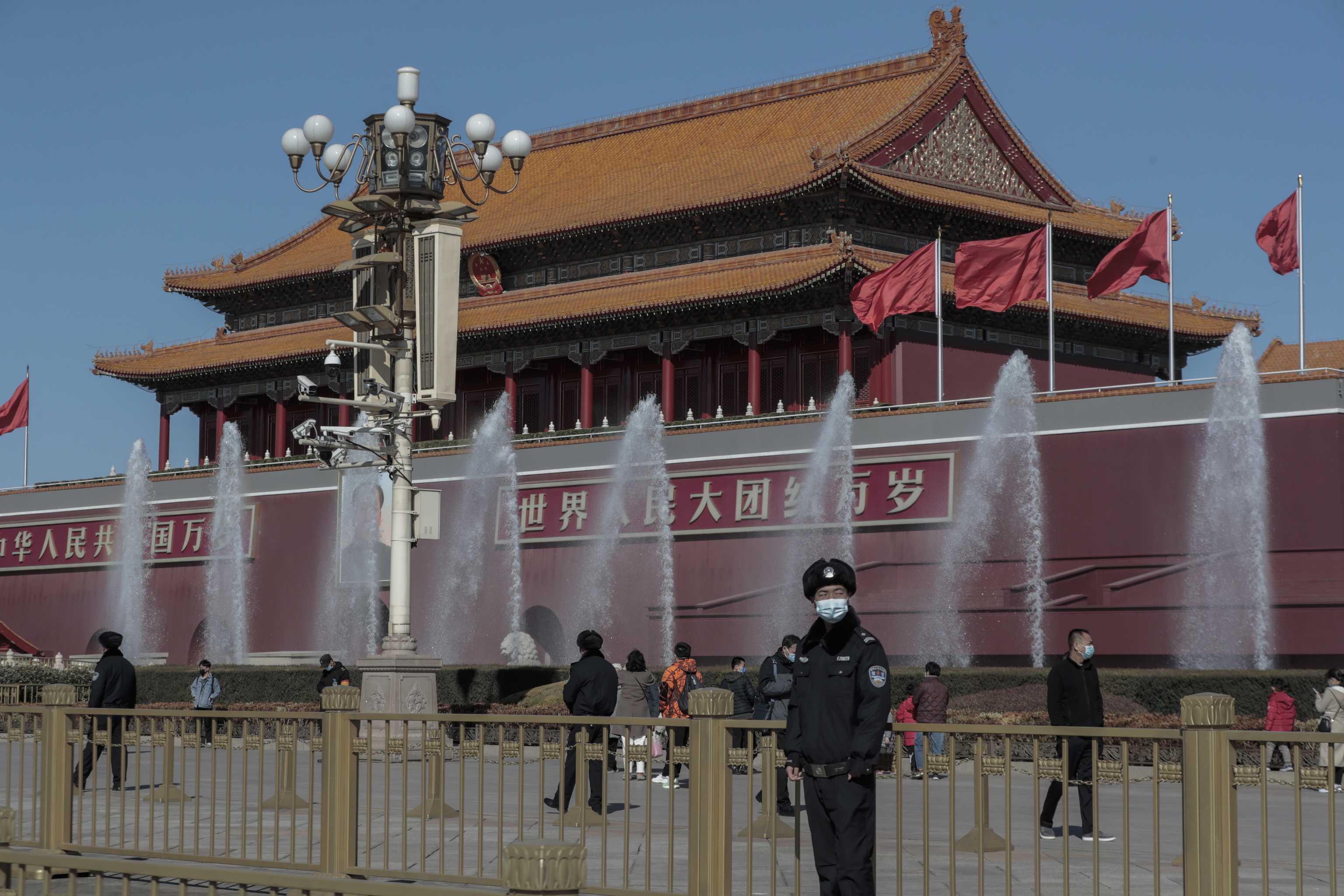 Un guardia vigila la plaza de Tiananmen al inicio de la Asamblea Popular de China.