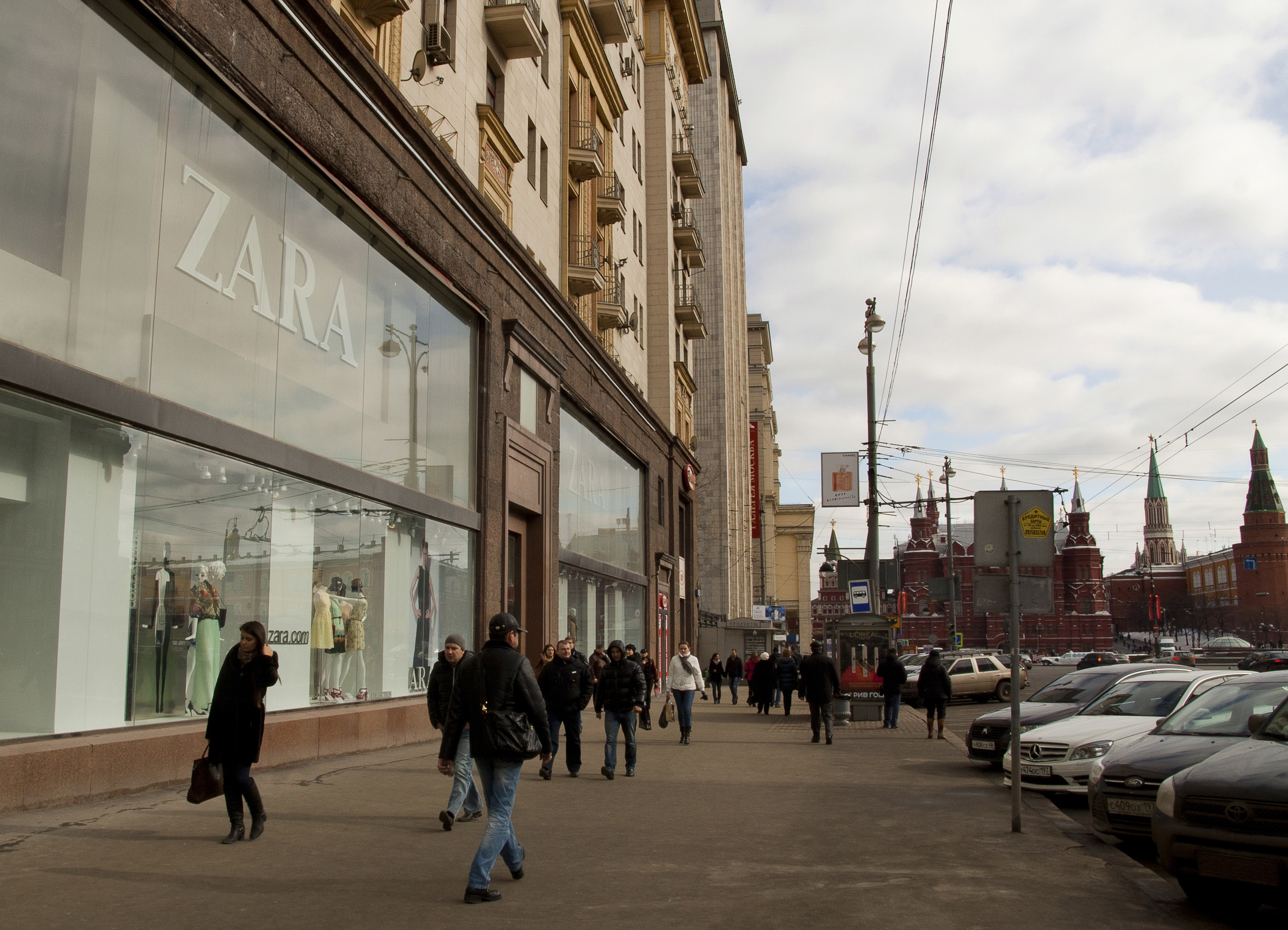 Ciudadanos rusos delante de una tienda Zara, en Moscú.