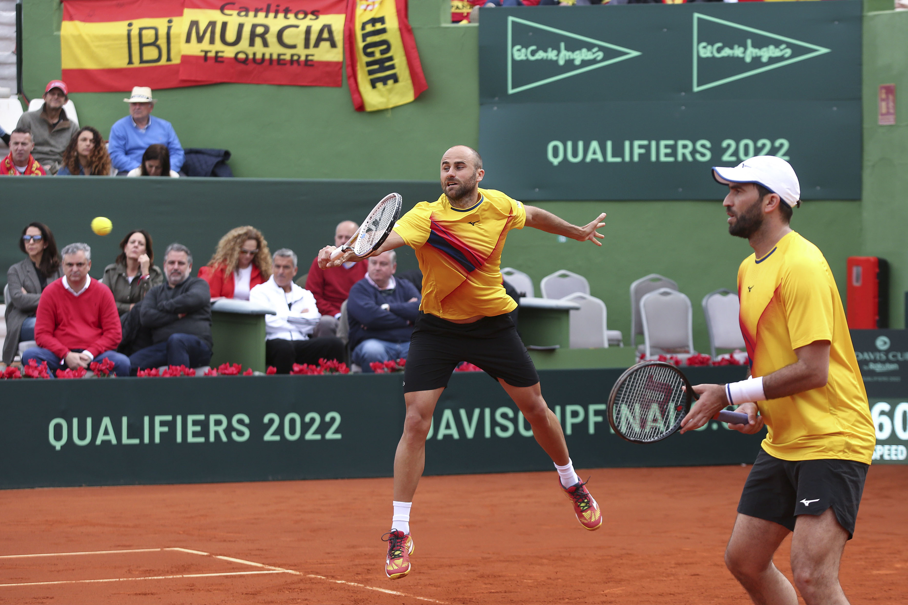 Los rumanos Marius Copil (i) y Horia Tecau, durante el partido de dobles ante España.