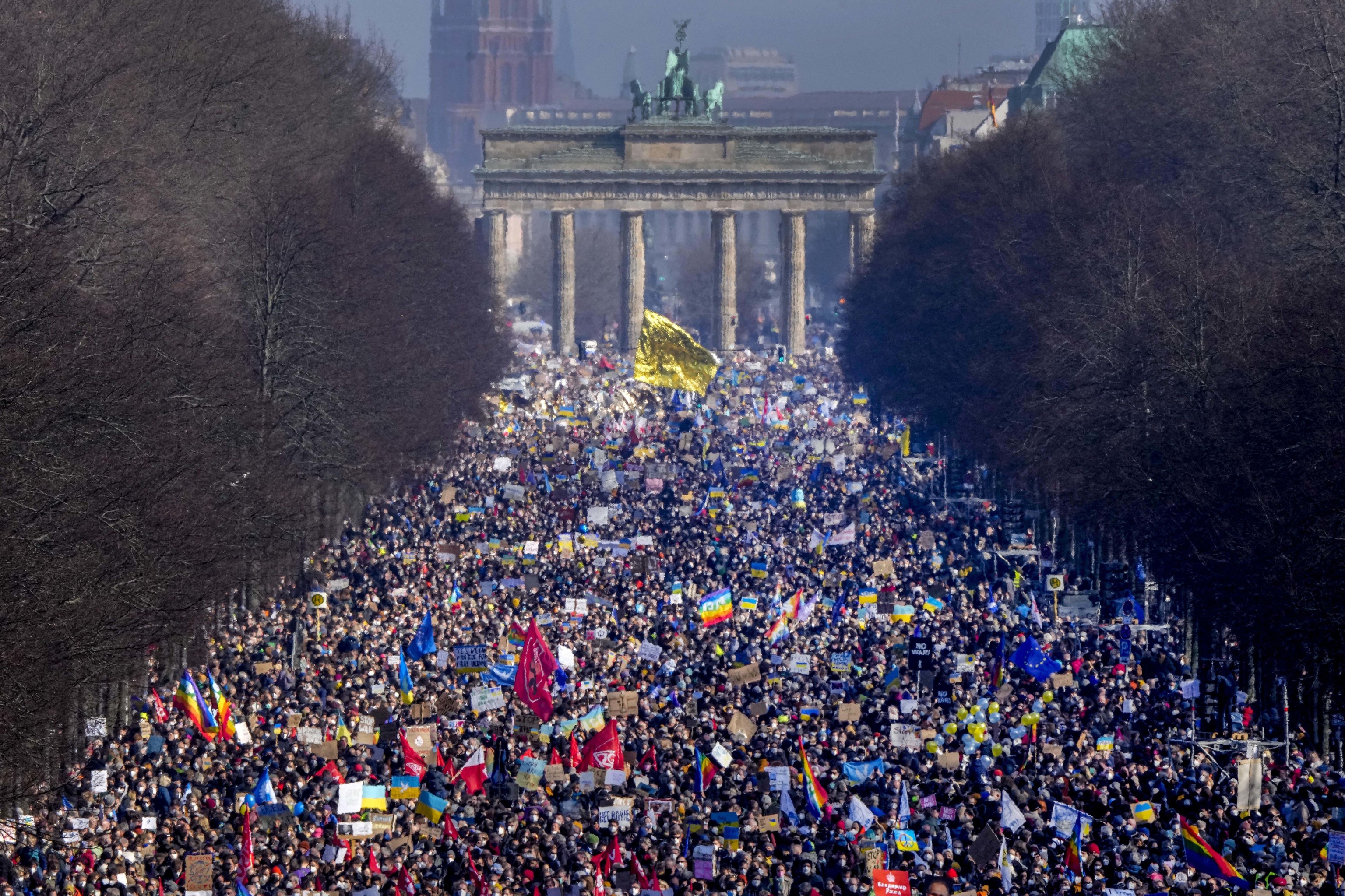 Miles de alemanes se manifiestan en Berln.