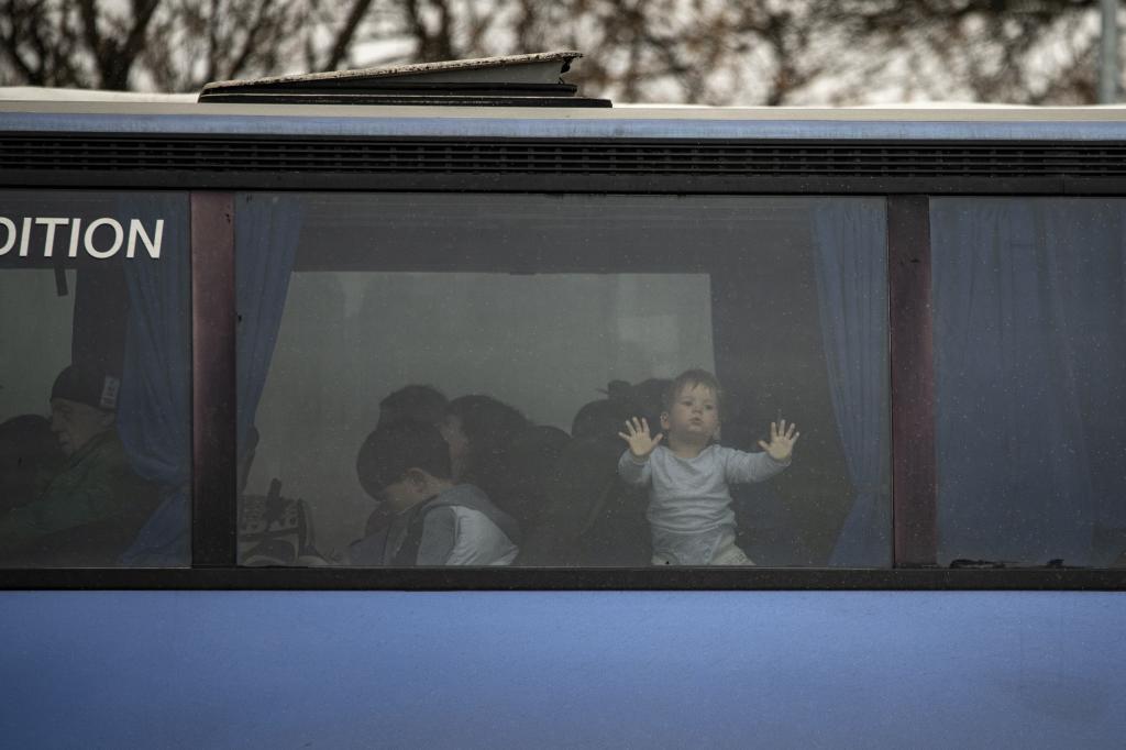 Un nio ucraniano espera para cruzar en autobs a Rumana en el paso fronterizo de Porubne.