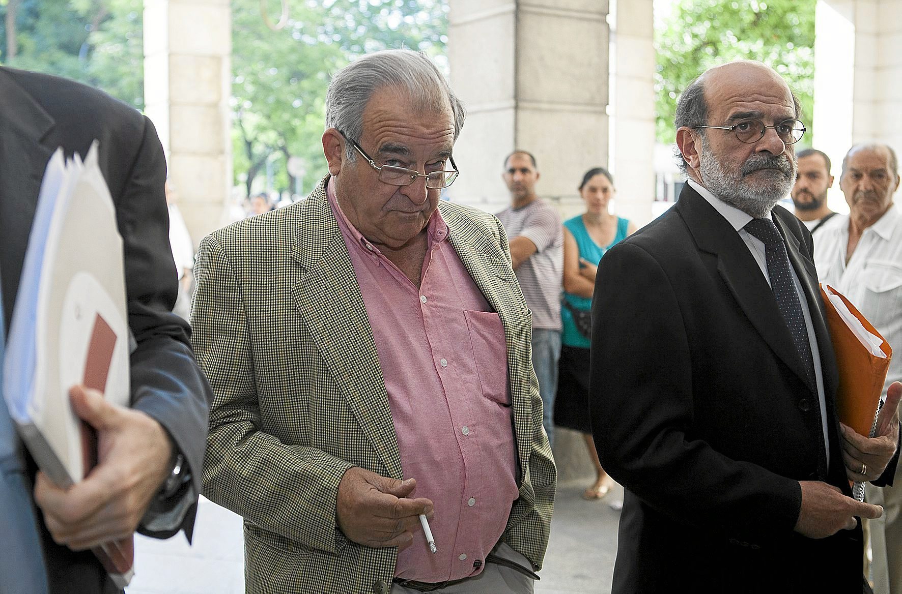 ngel Rodrguez de la Borbolla, en el centro de la imagen, acudiendo a los juzgados de Sevilla para prestar declaracin por los ERE en 2014.