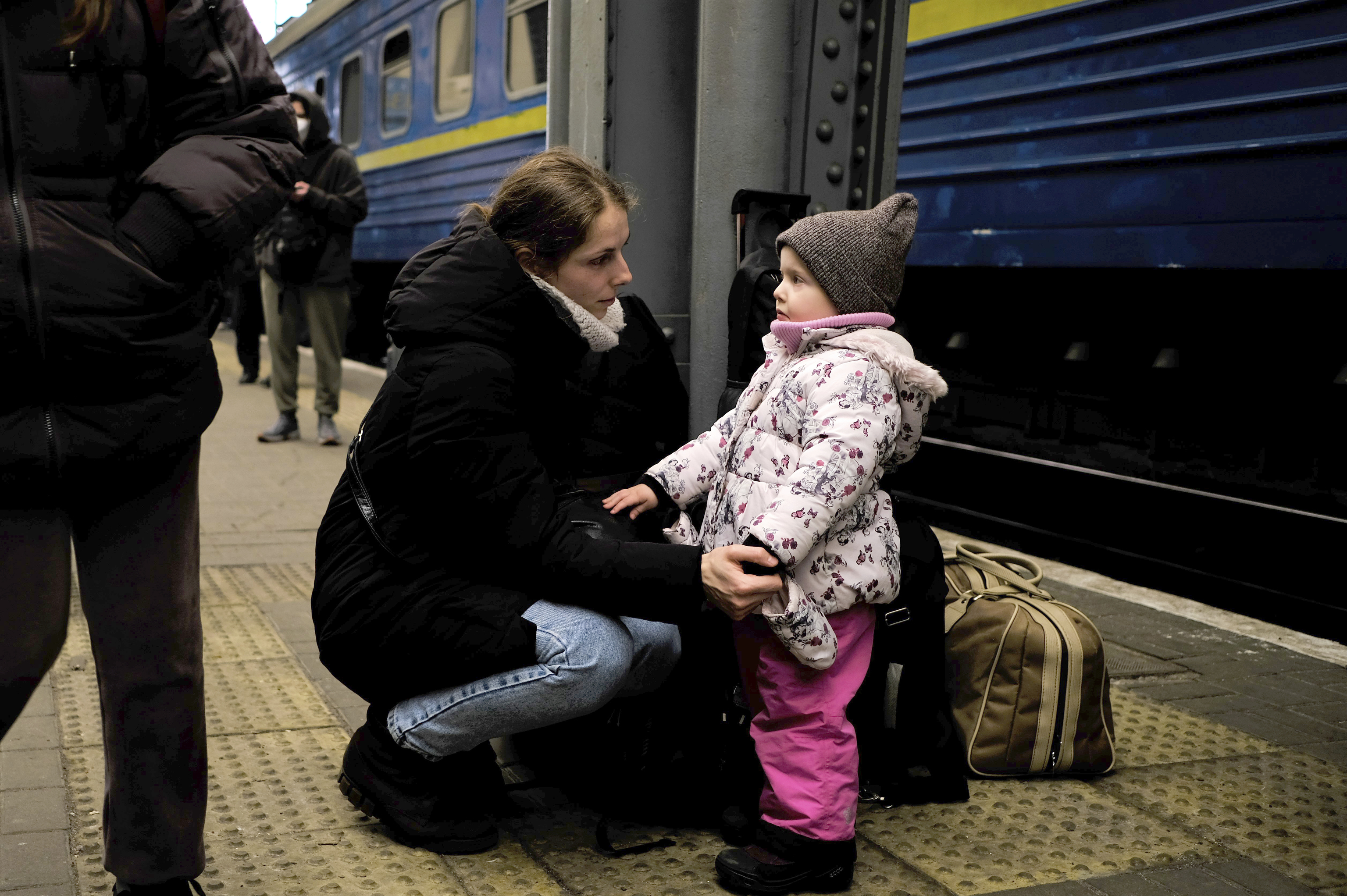 Una madre habla con su hija en la estacin de Lepolis, Ucrania