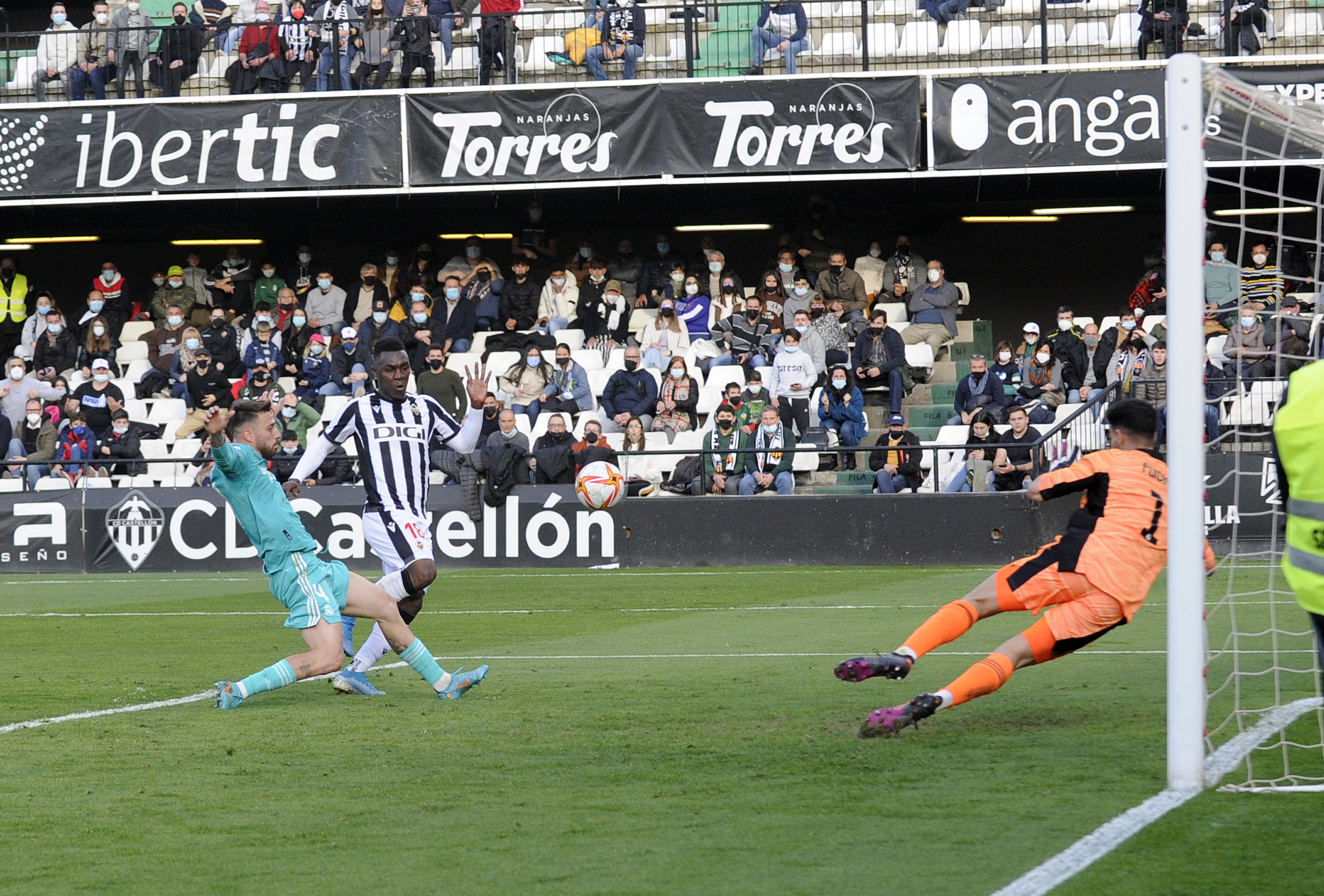 El jugador albinegro, Kon, marc el tercer tanto del Castelln al Real Madrid Castilla.