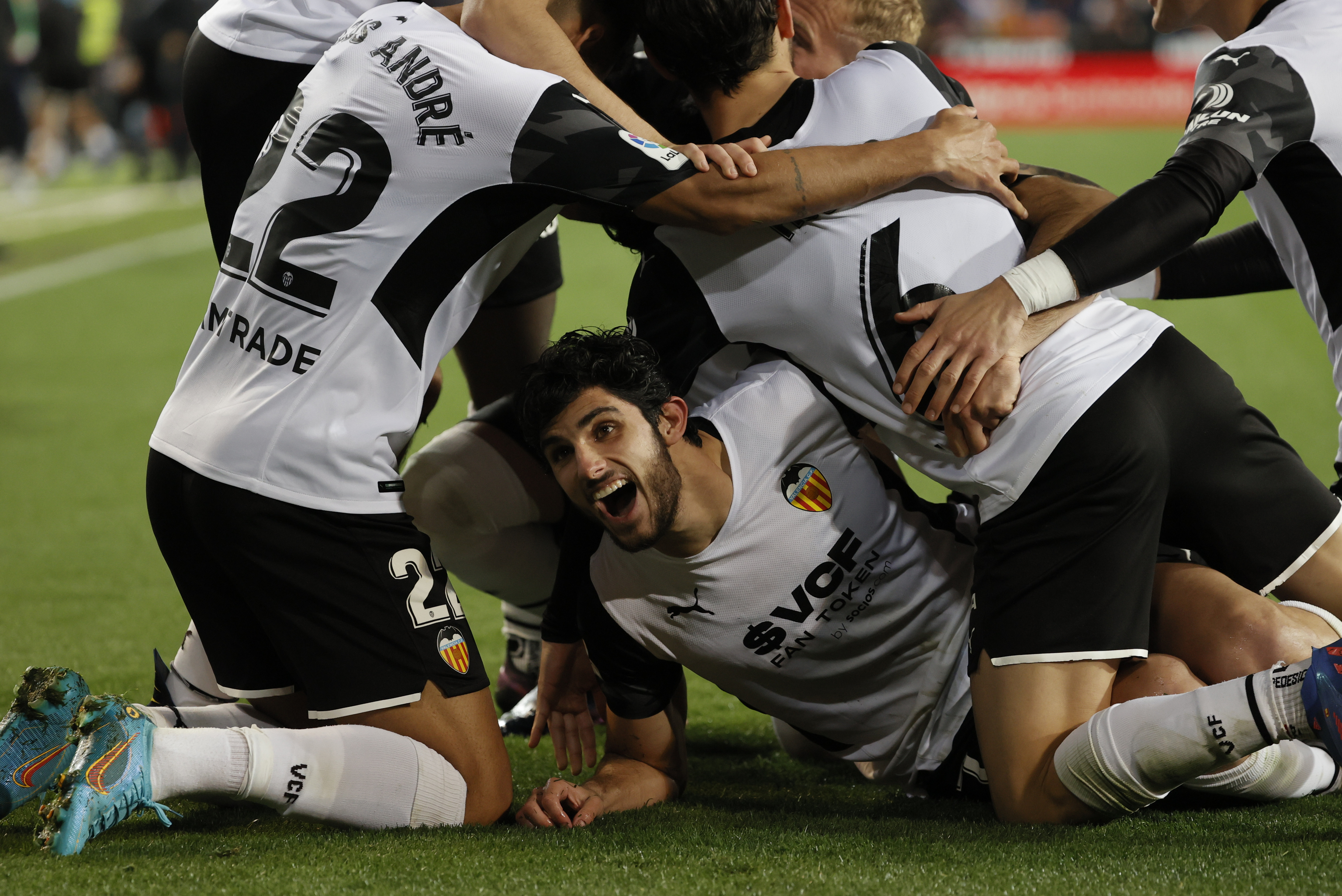 Los jugadores del Valencia celebran con Guedes su gol.