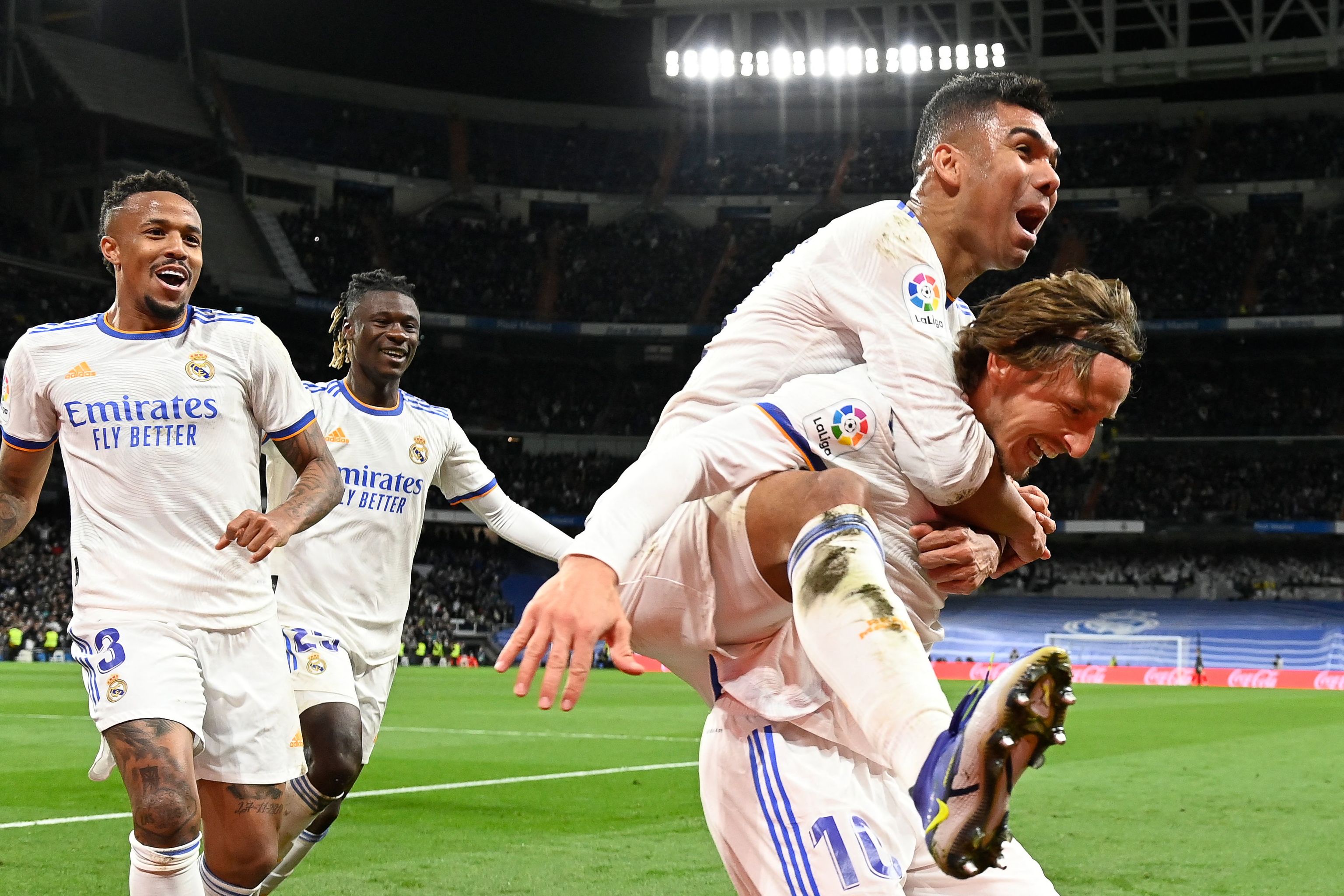 Casemiro y Modric celebran uno de los goles ante la Real.