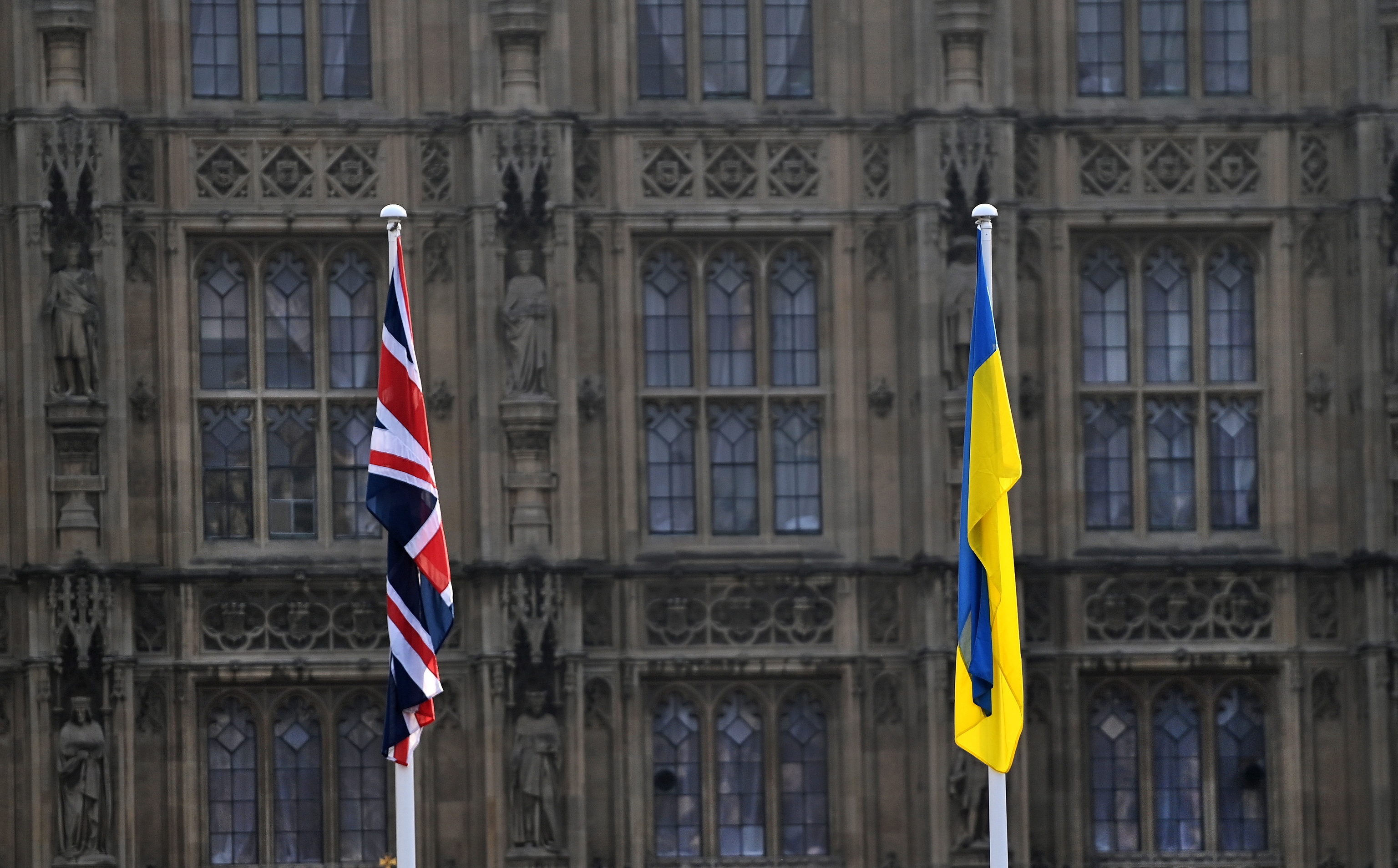 La bandera britnica y la ucraniana frente al Parlamento Britnico.