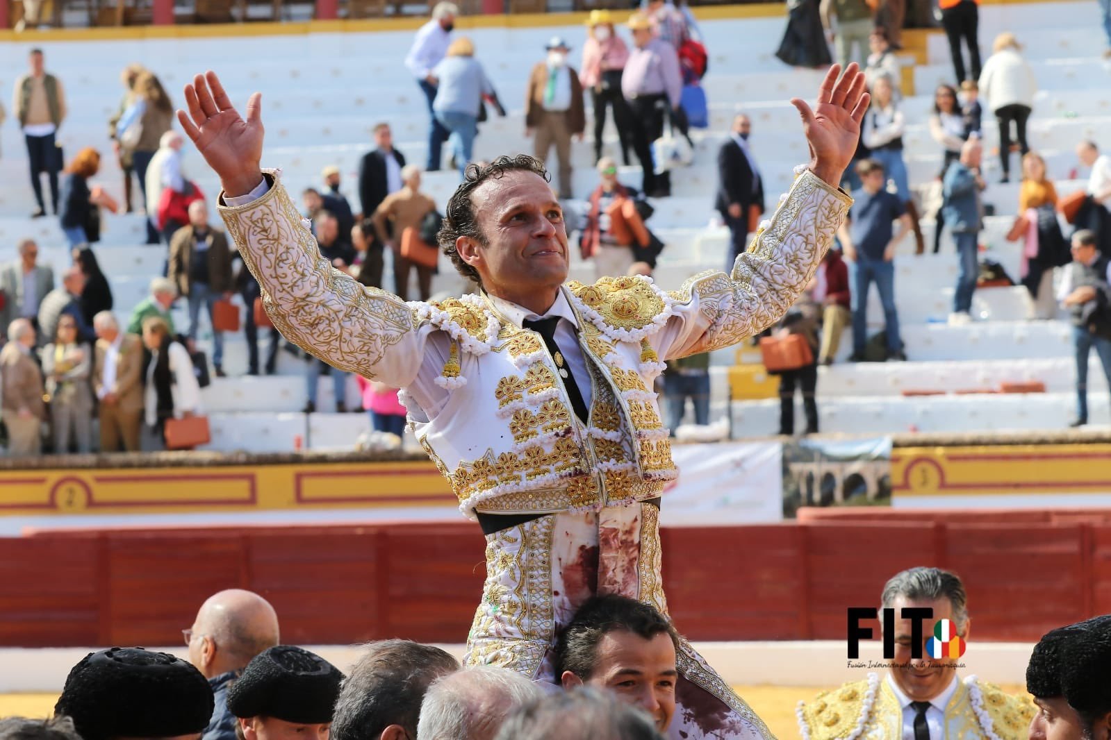 Ferrera sale a hombros de la plaza de Olivenza