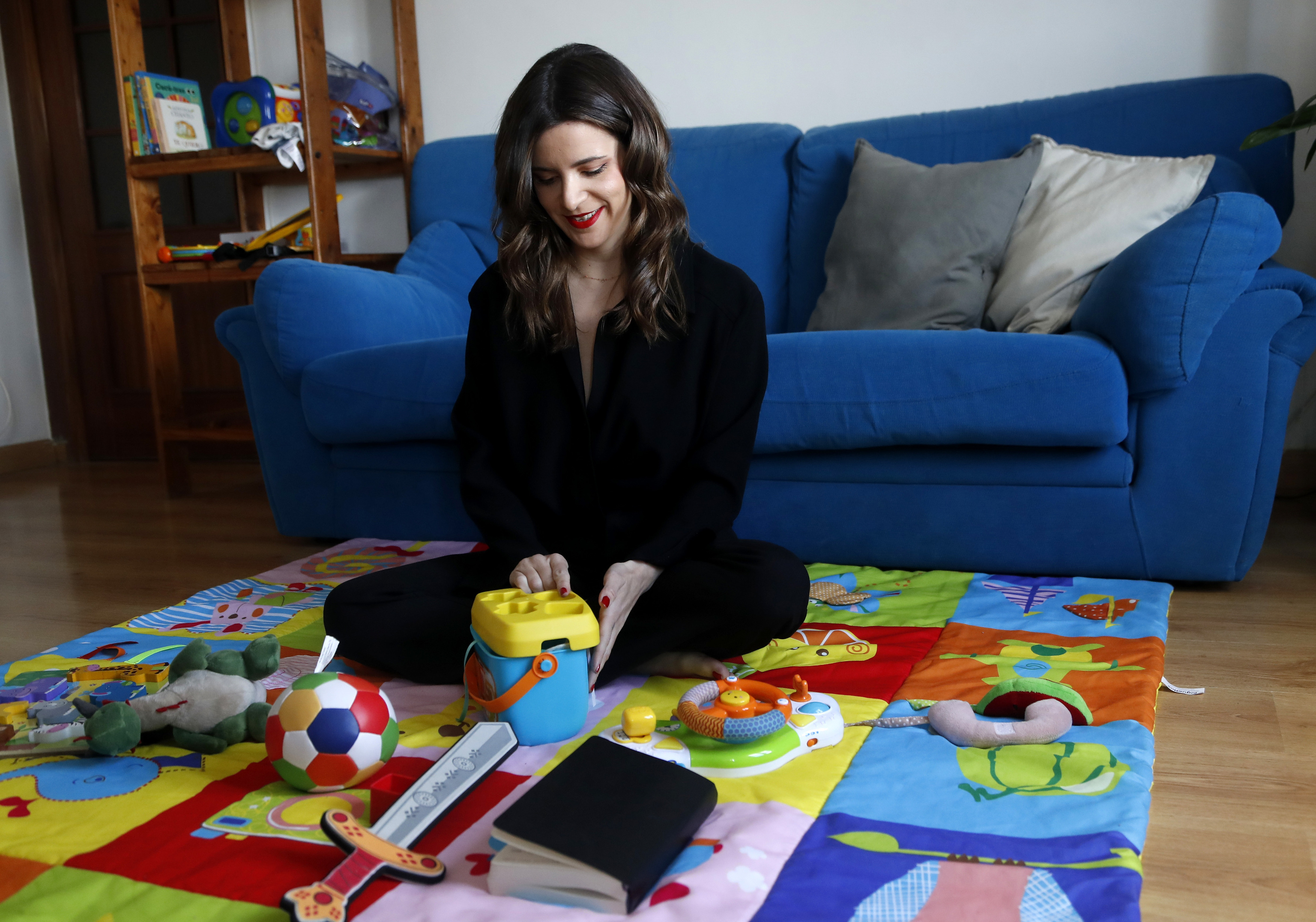 La periodista y escritora Ana Iris Simón con los juguetes de su hijo.