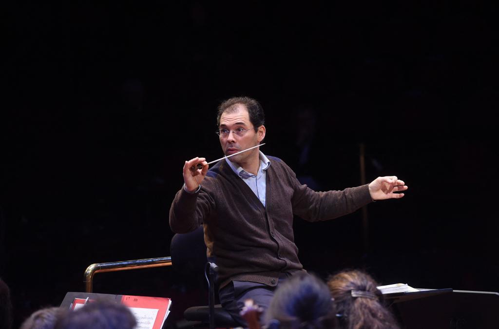 Tugan Sokhiev dirigiendo la orquesta Nacional del Capitole en 2016.