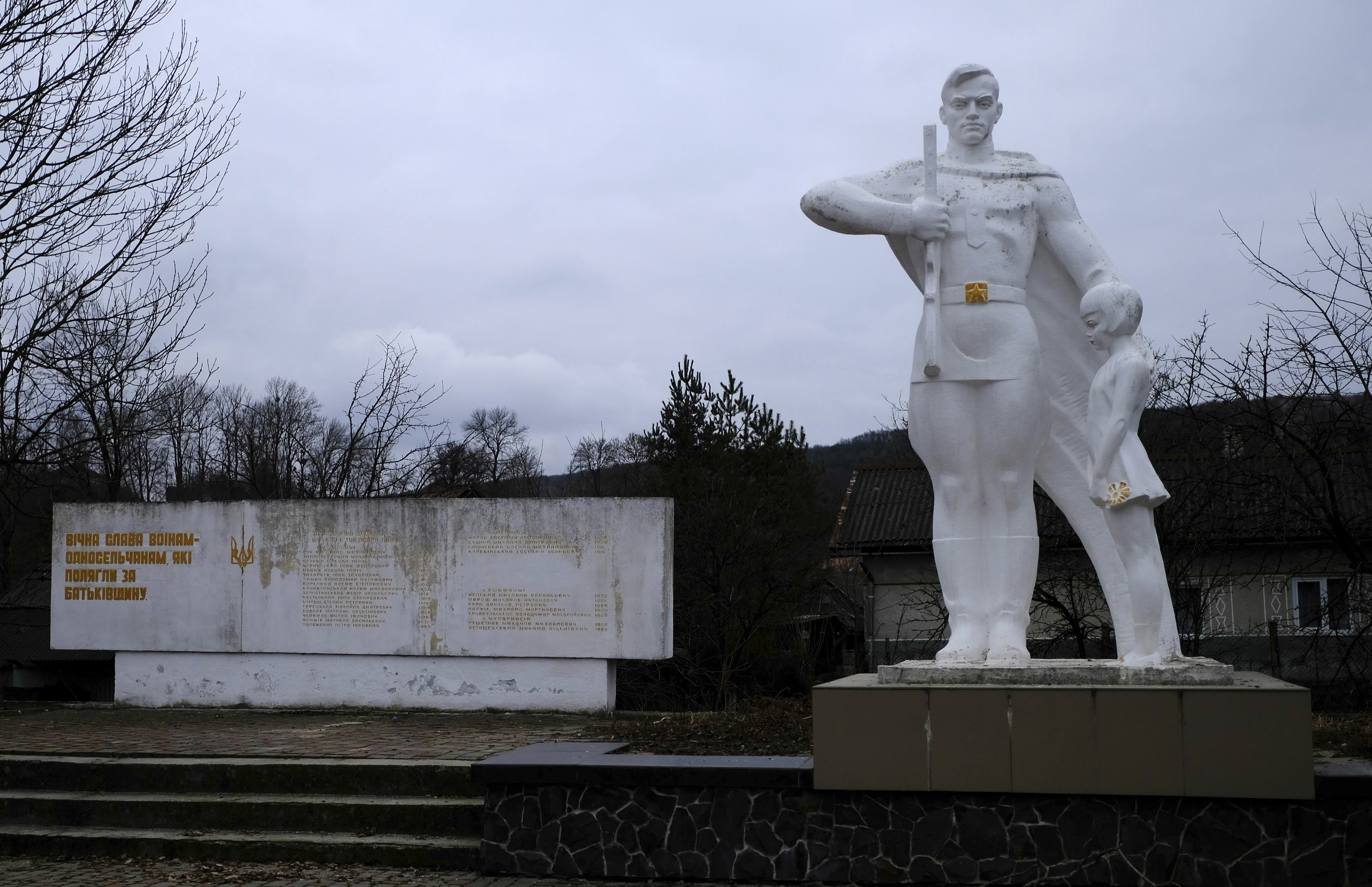 Memorial a las vctimas de nazismo en Peremyhlyany, Ucrania.